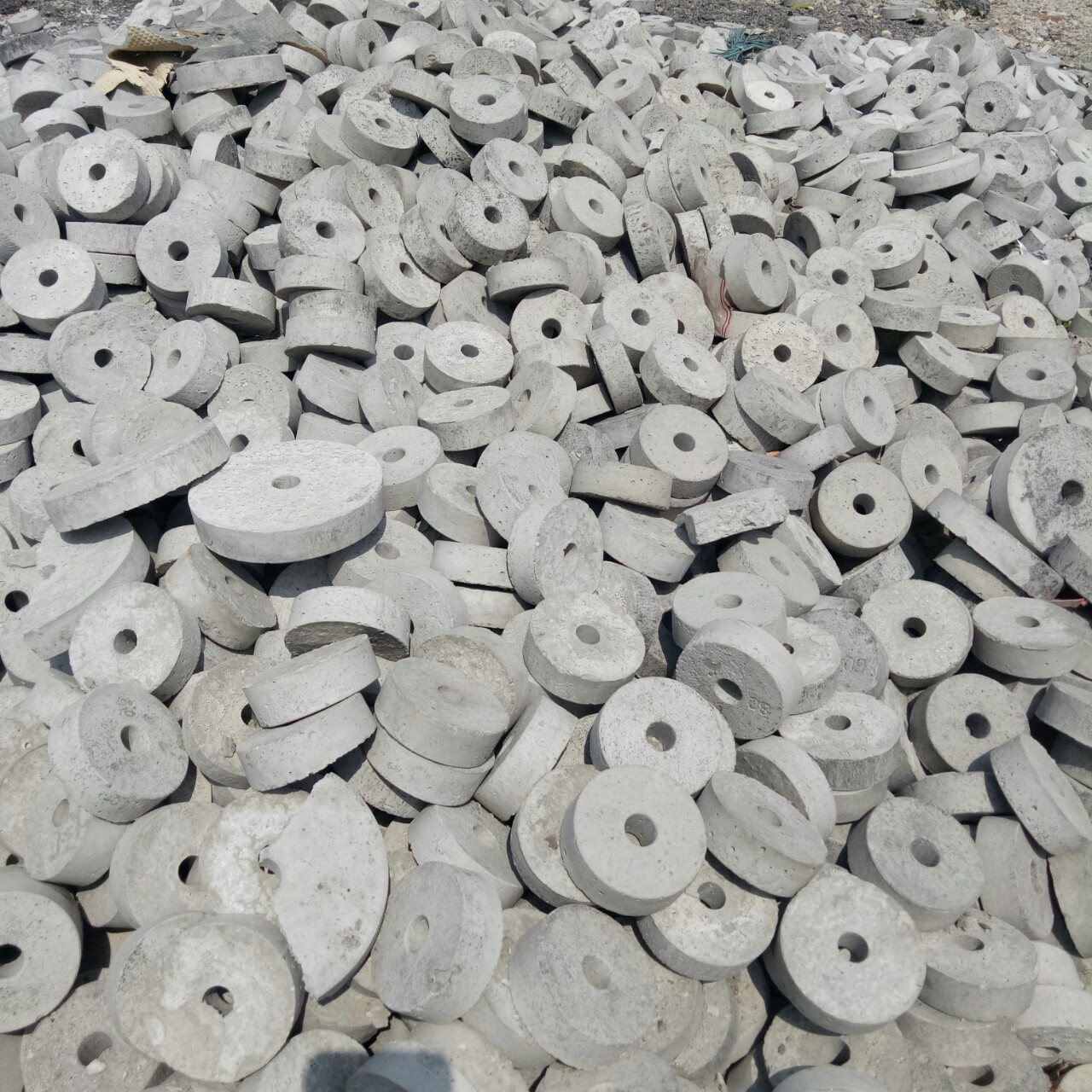 厂家直销 水泥垫块 桥梁垫块 52圆垫块 62圆垫块 垫块 圆垫块批发