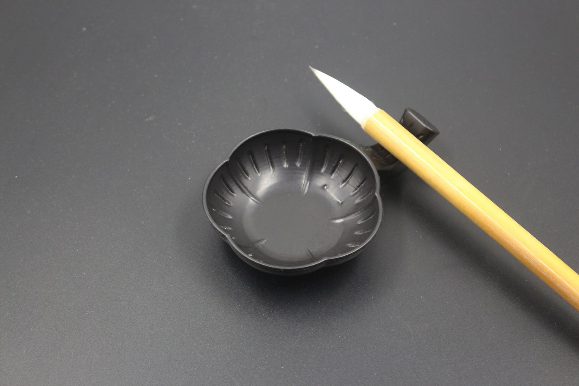 文房四宝书法用品大号梅花墨碟多功能水碟塑料笔架颜料小碟子