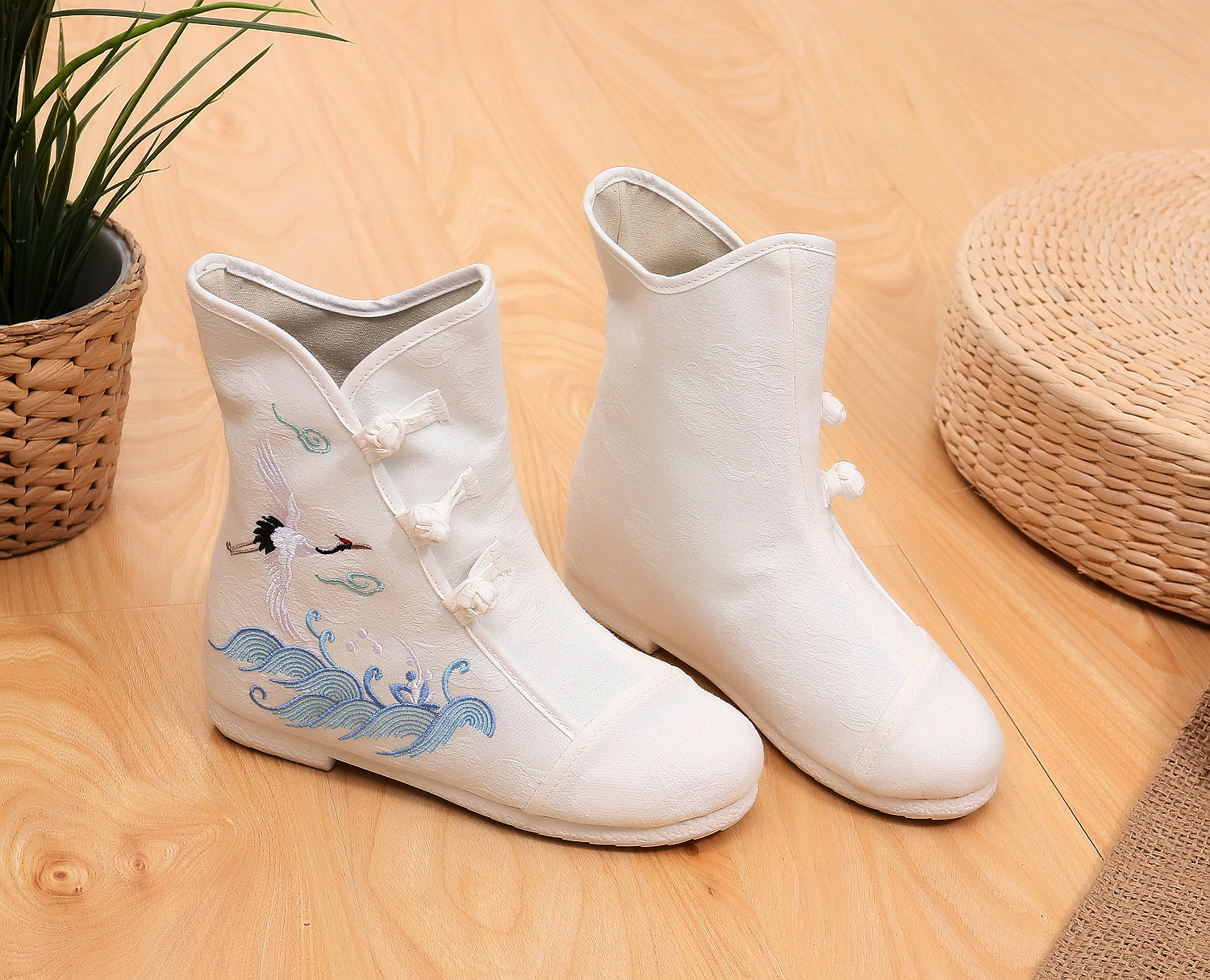 白鹭棉靴短靴老北京布靴古装汉服鞋内增高汉服靴子女靴冬加厚