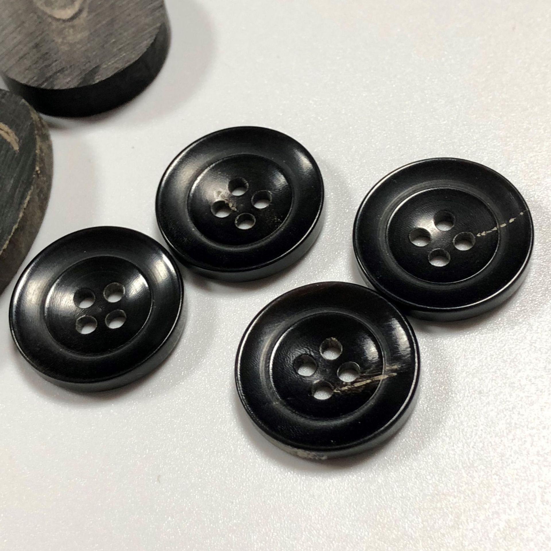 厂家直销天然高档真牛角黑色亮光四眼西装纽扣子毛呢子大衣外套扣