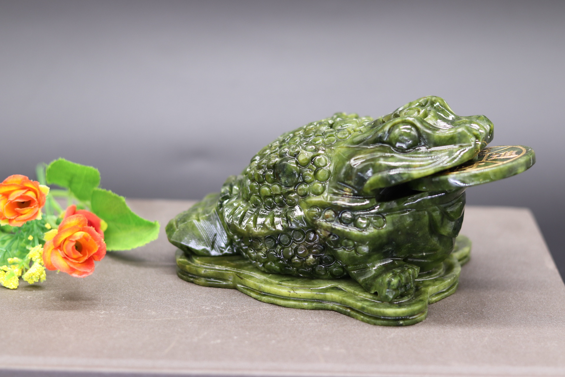 批发天然南玉三脚金蟾摆件工艺品玉雕禄色青招财进宝客厅摆设礼品