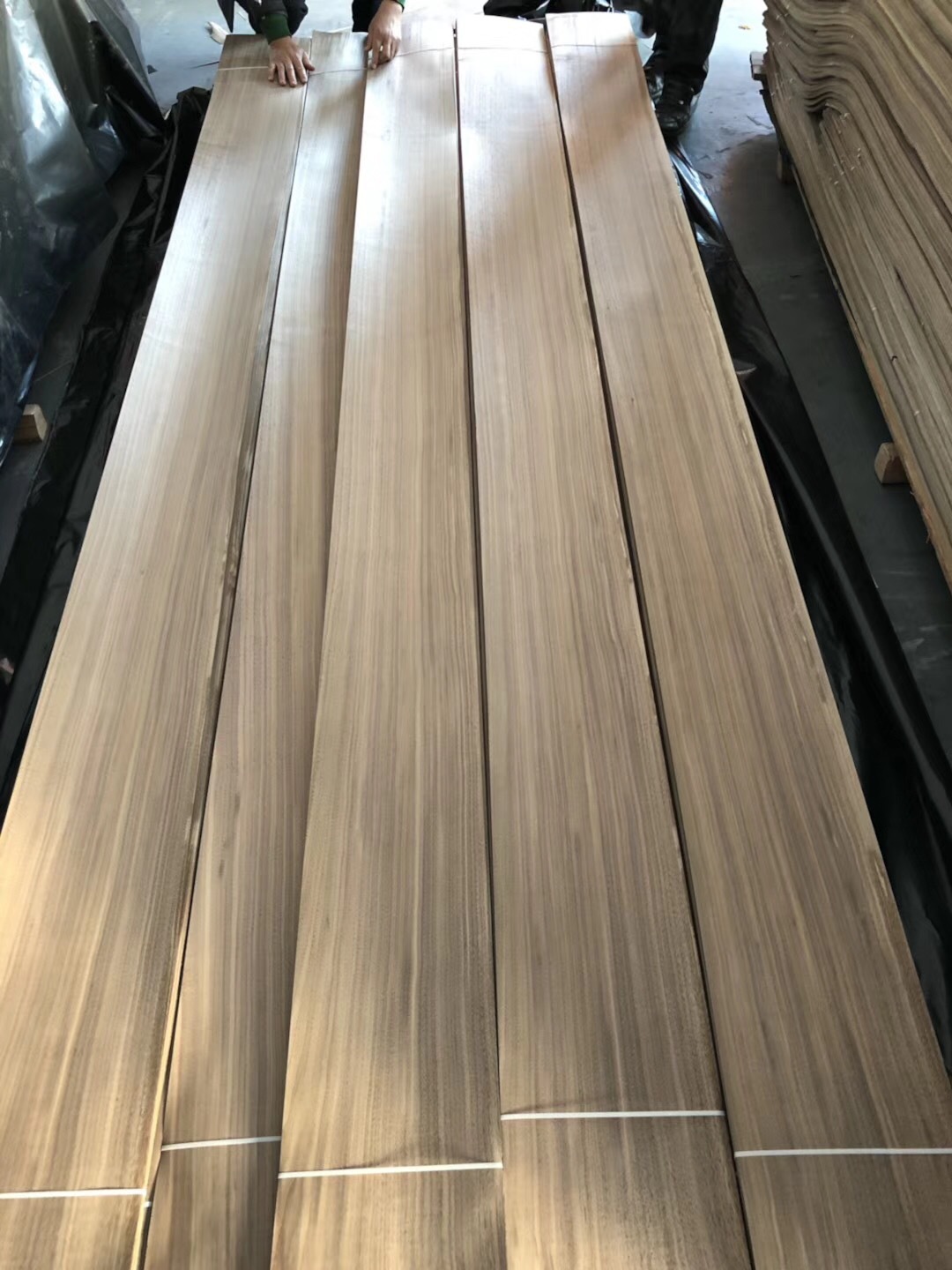 厂家直销美国黑胡桃直纹木皮酒店别墅装修饰面家具橱柜墙身板贴面