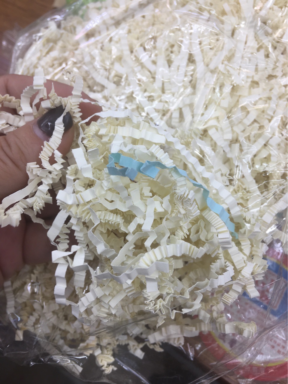 厂家直销批发礼盒填充纸皱纸丝波浪纸丝拉菲草彩色纸丝包装用纸