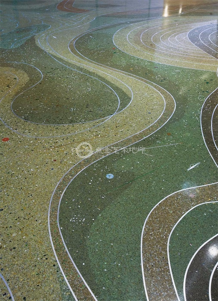 传统水磨石地面是需要切割缝隙的,否者容