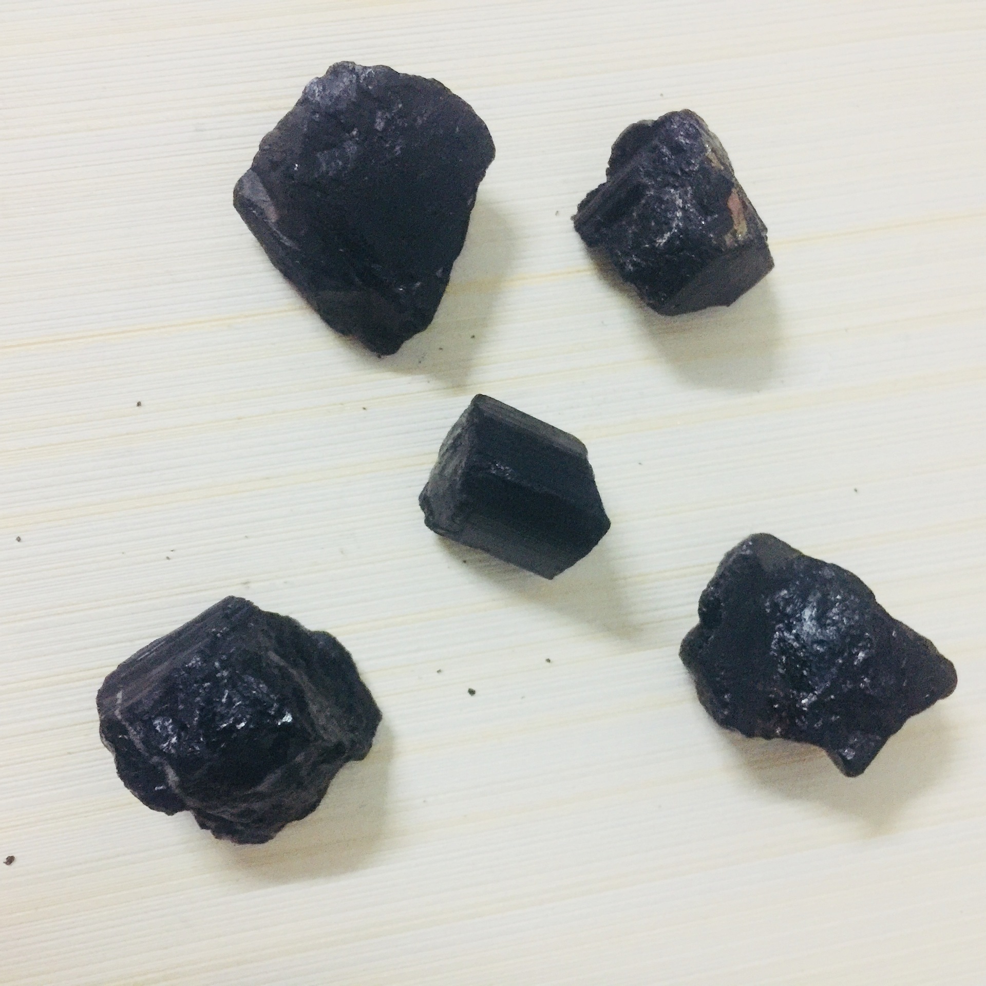 黑碧玺原石 新疆阿勒泰天然石 晶体电气石 黑色