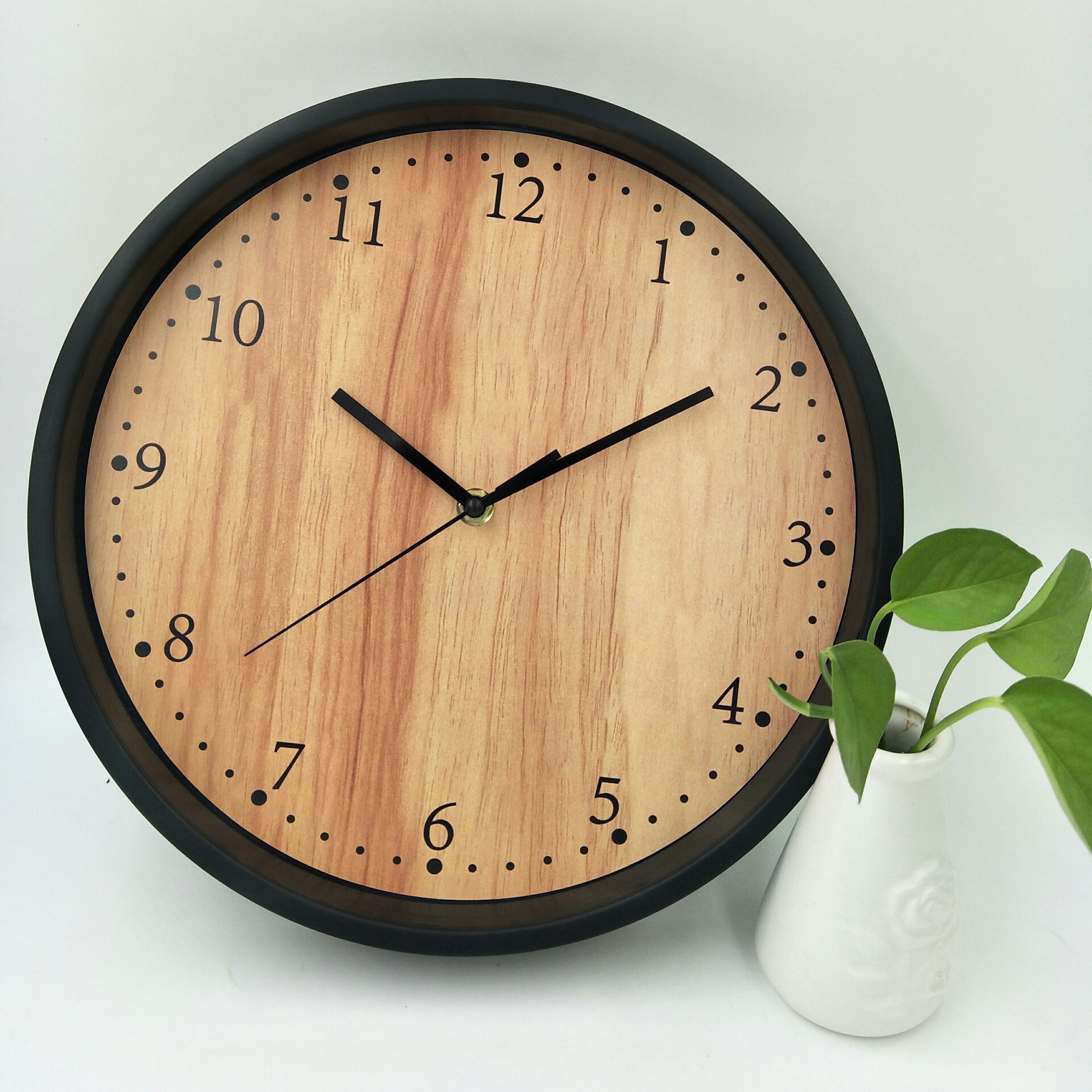 静音石英钟客厅挂钟仿木纹简约圆形卧室新款时尚钟表玻璃挂墙钟