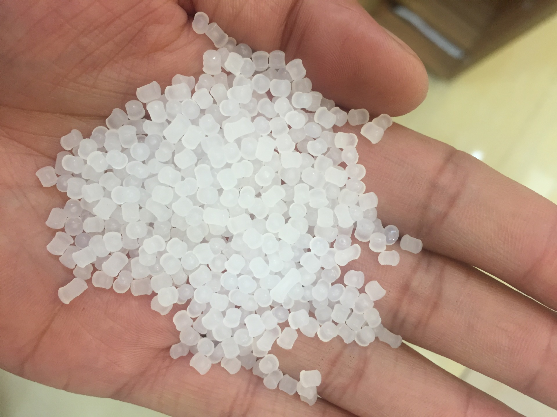 供应ptfe氟塑料塑胶粒 一级白色耐高温板材级白色颗粒 可批发