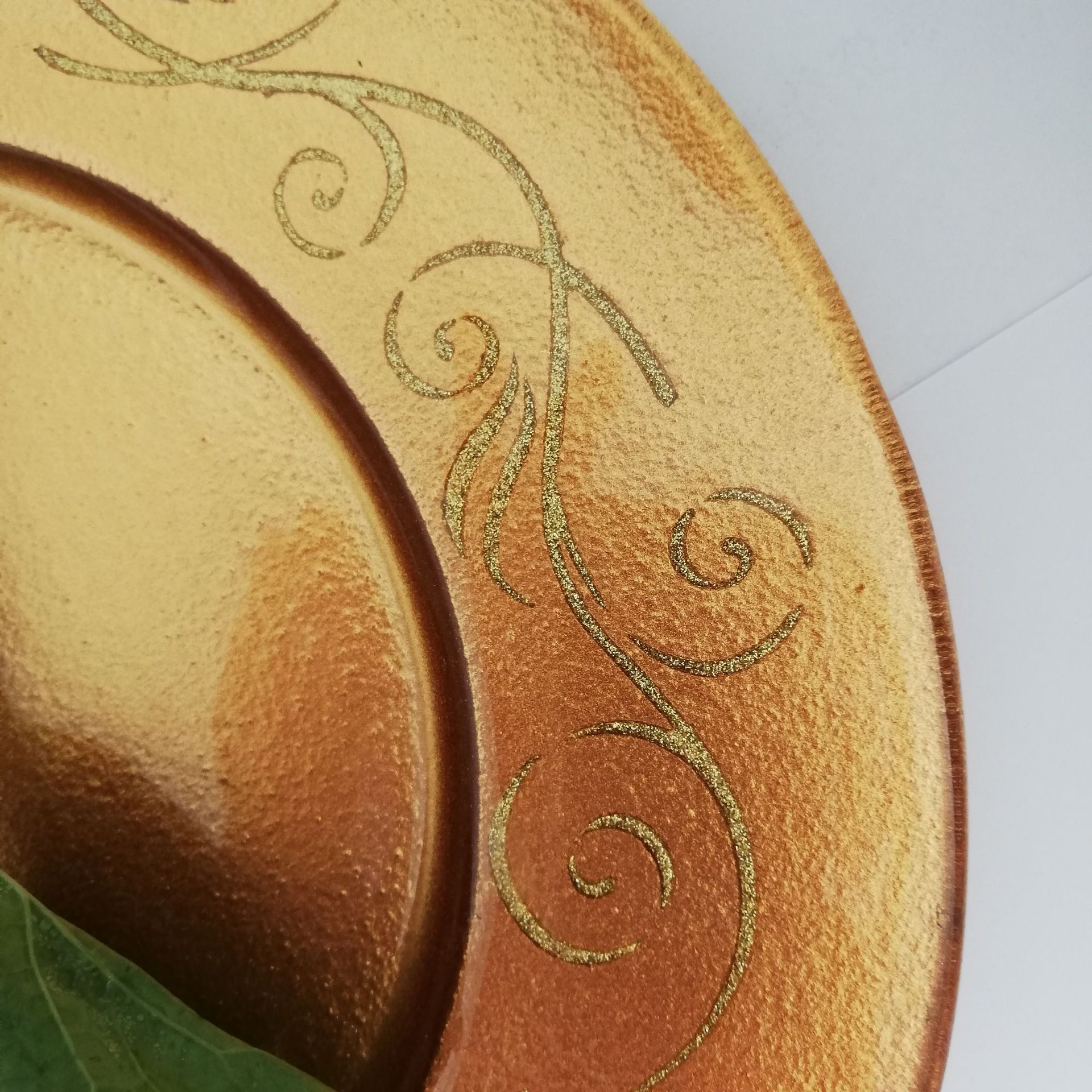 深圳厂家生产销售圆形刻花金碟热熔玻璃雕花盘子金色苏菲碟