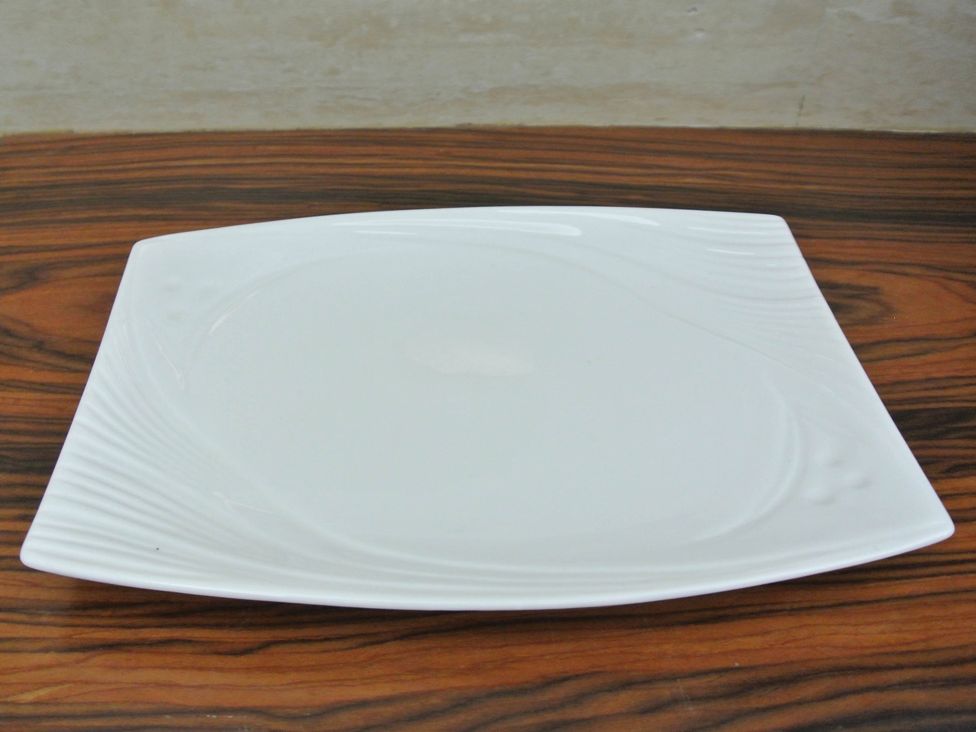 产品名称:西餐酒店盘子 餐具工艺:白胎 产地:潮州 可定加各种logo