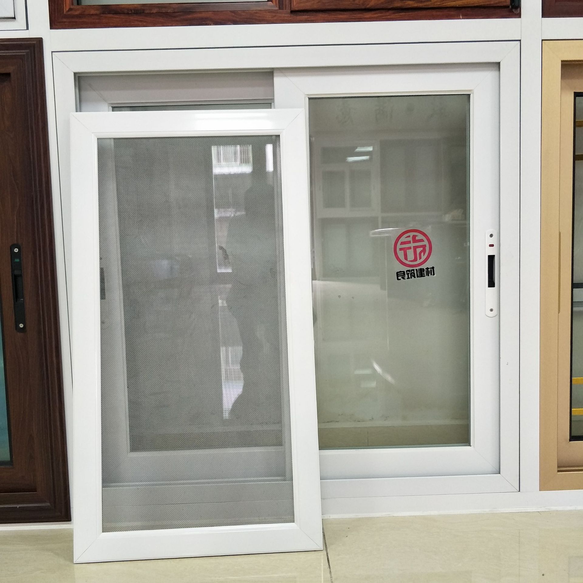 厂家定制白色推拉窗 带纱网 良筑建材