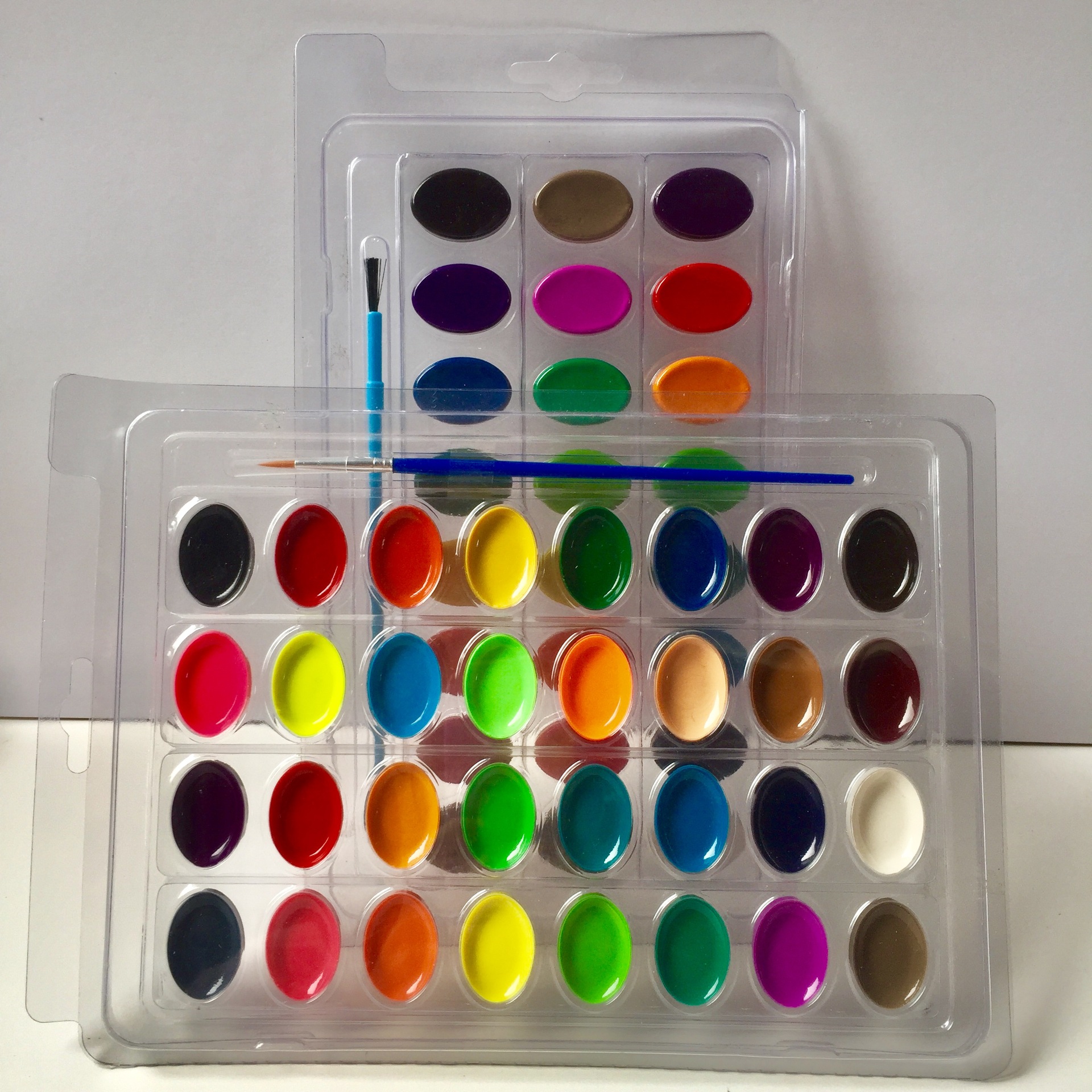 厂家直供儿童半干颜料盘32色学生涂鸦水彩油画颜料可水洗