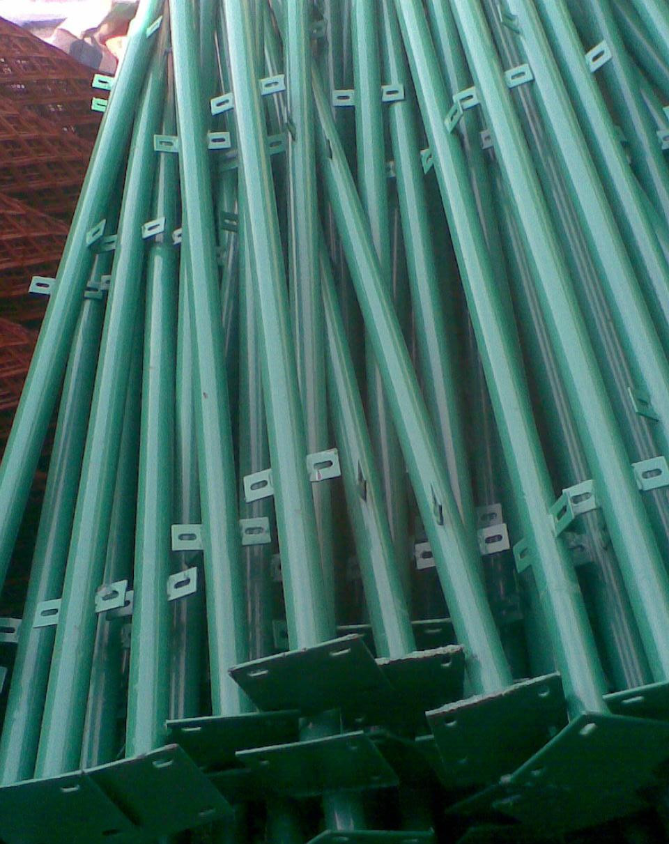 直销立柱栏杆 定做优质黄色方管护栏立管厂家 预埋底盘金属立柱