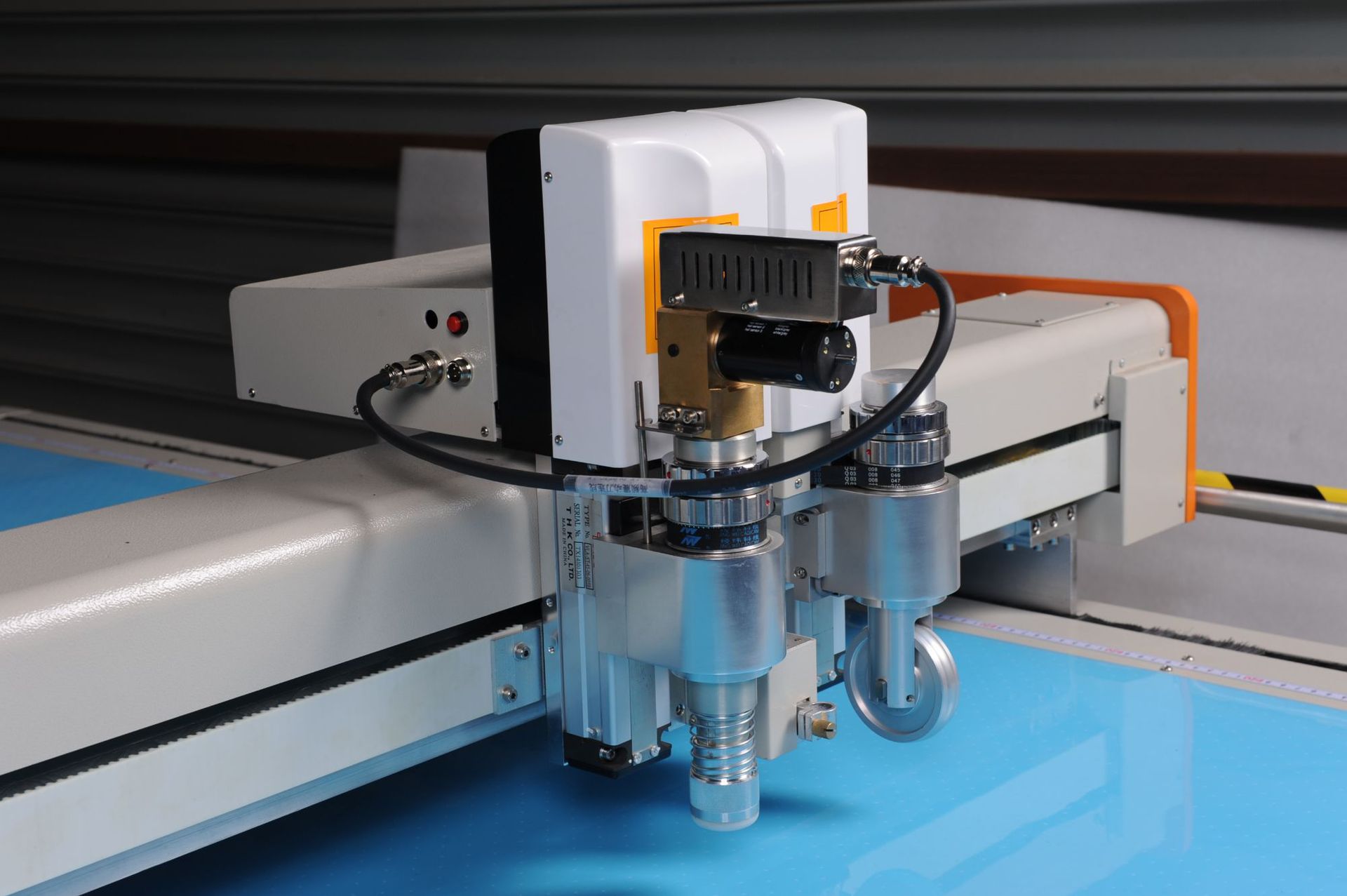 带压痕暗线自动巡边切割的瓦楞纸箱打样机 彩盒精品盒切割打样机