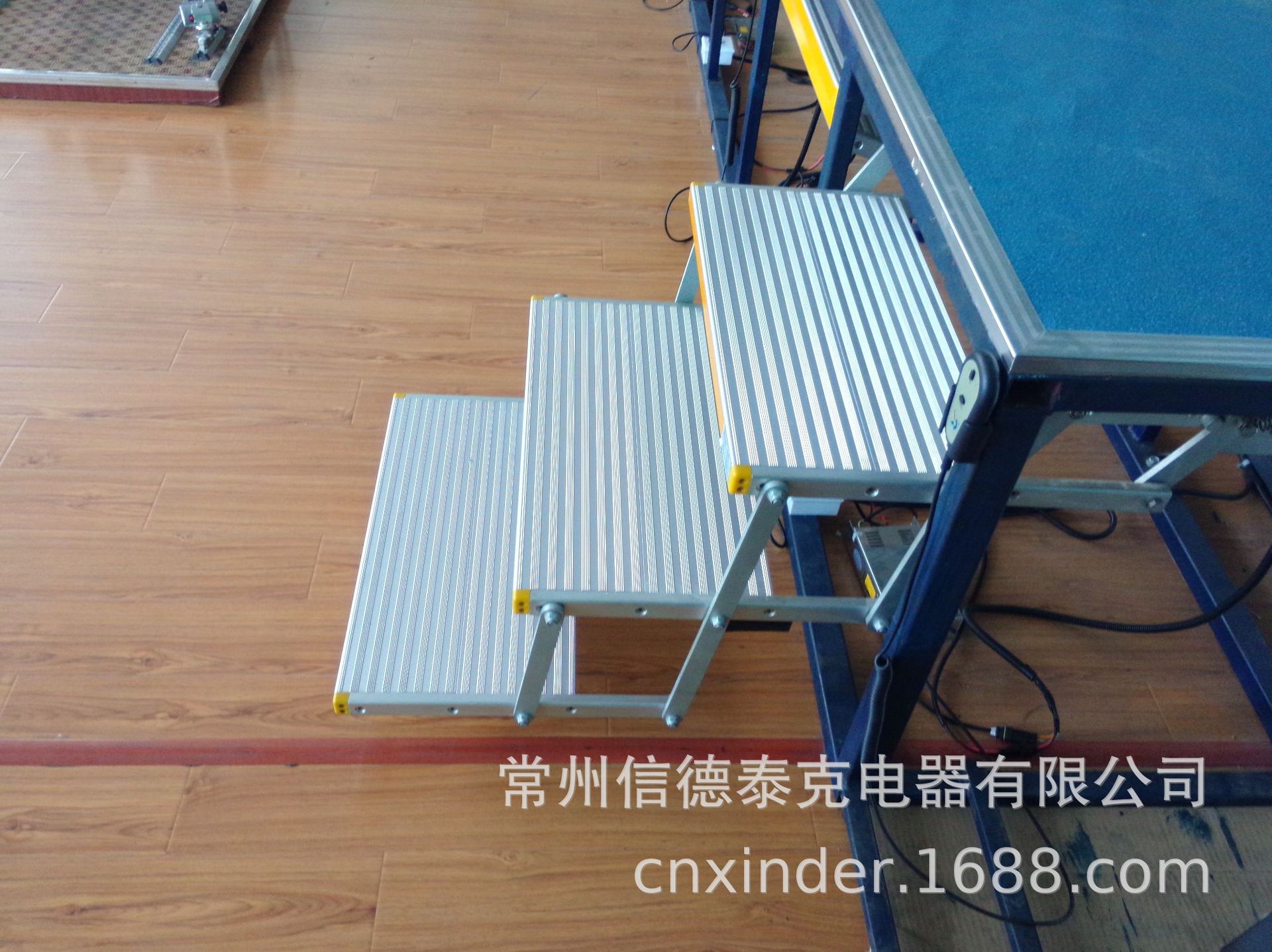 信德泰克房车特种车用三级电动折叠踏步上车台阶