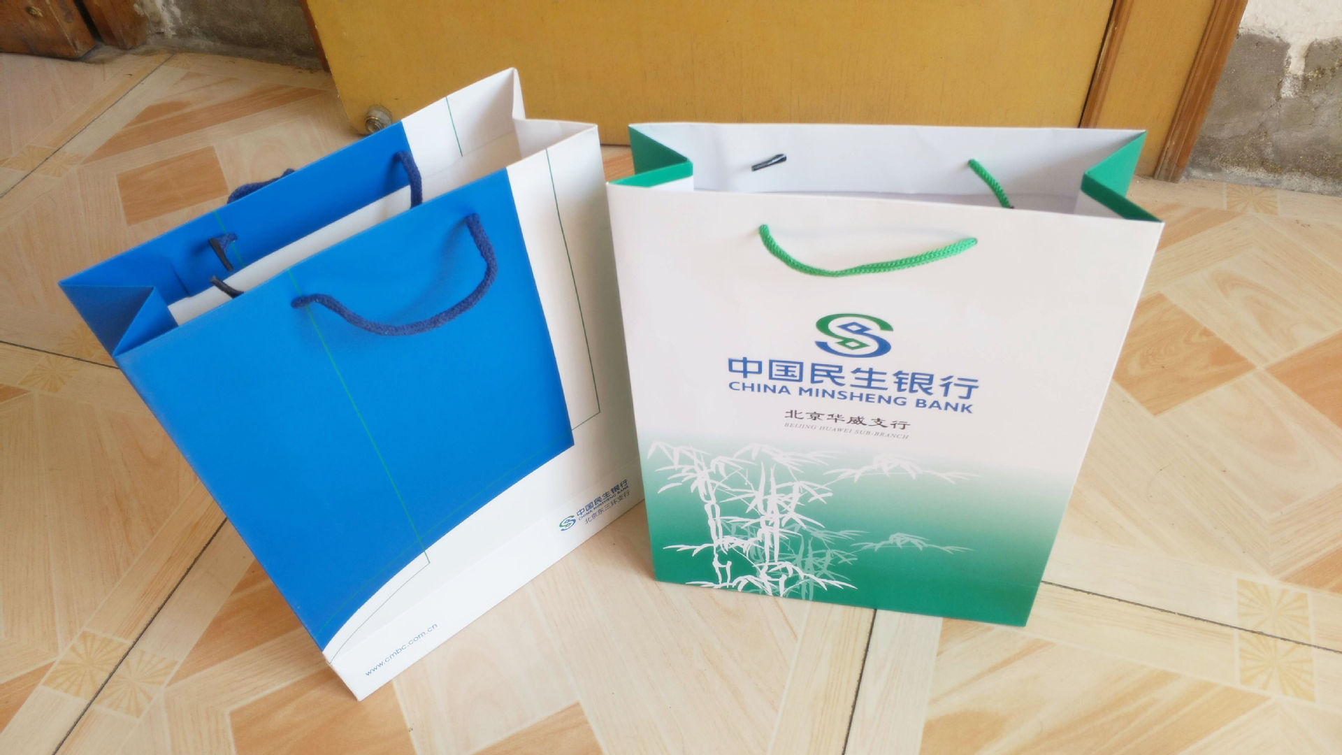 供应银行手提手拎袋 纸质创意包装服装礼品手饰手提袋定做