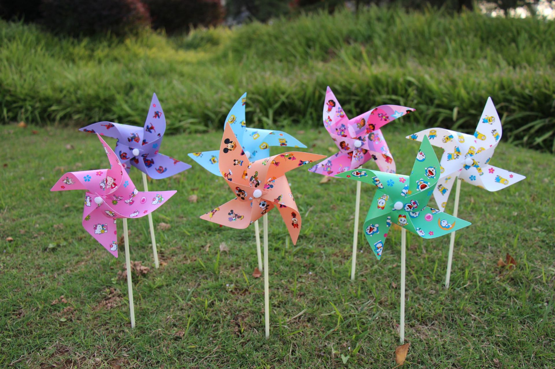 定制彩色风车广告装饰户外景区婚庆幼儿园串绳儿童风车现货批发