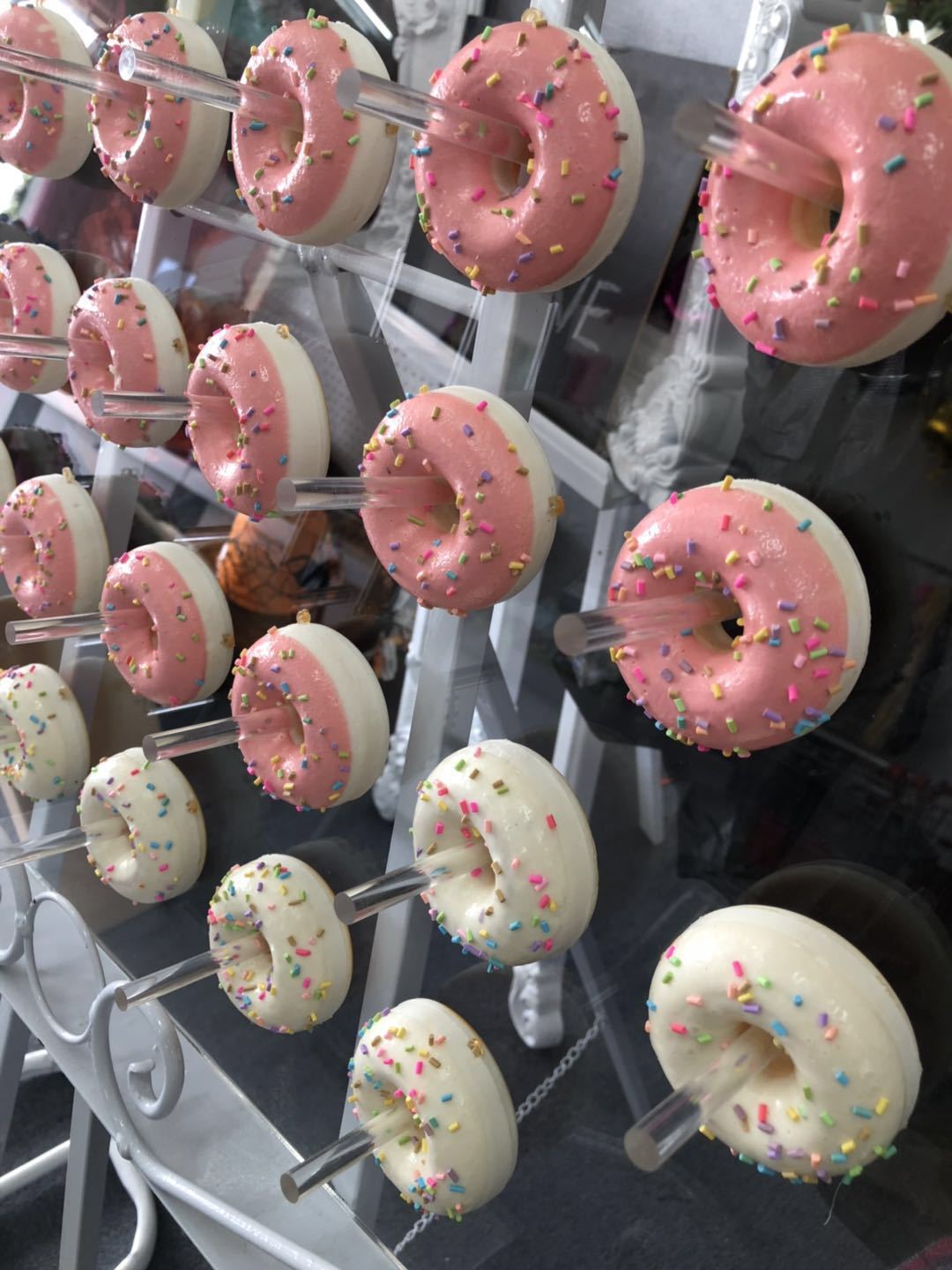 厂家定制 亚克力甜甜圈展示架 高透明甜甜圈展示板架