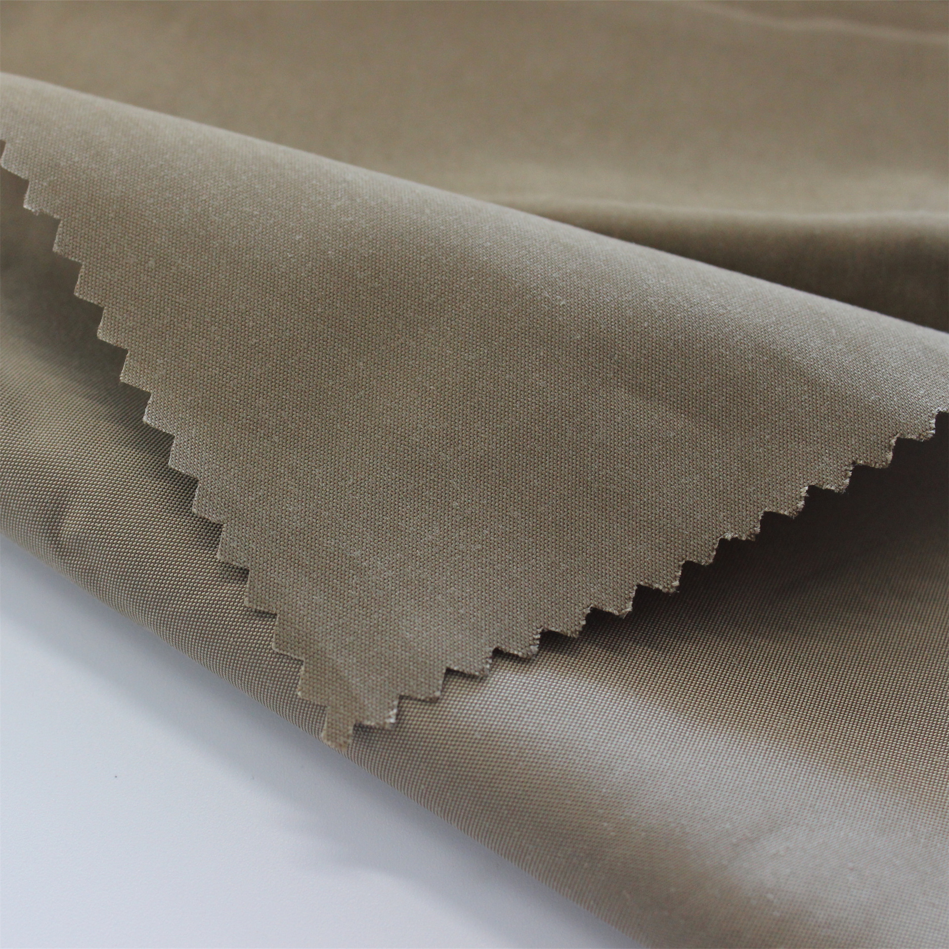 平纹涤纶锦涤长丝桃皮绒布料服装箱包里料连衣裙服装面料现货供应