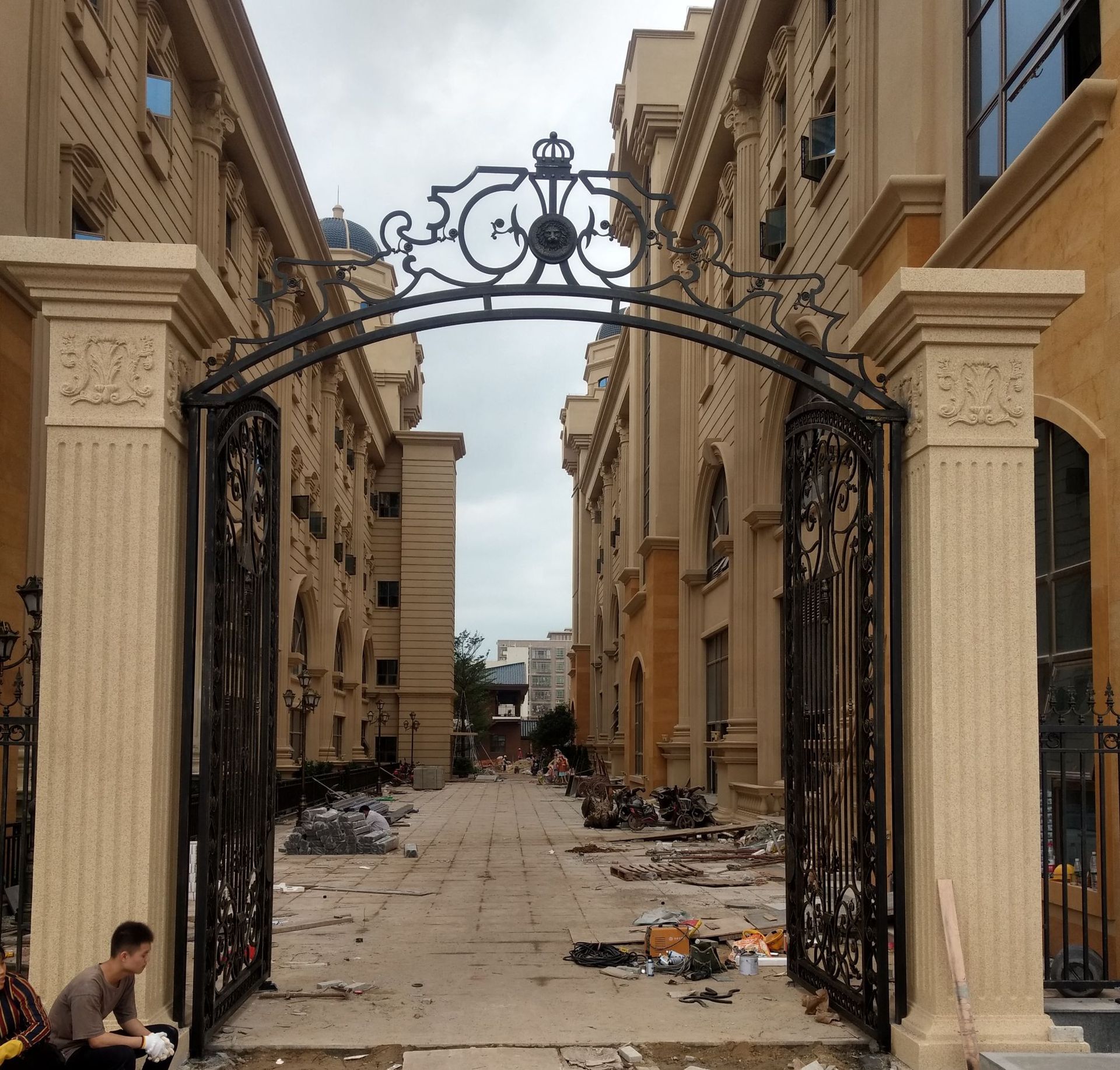 大量供应工厂简易铁门电动铁艺门铁艺 护栏消防通道门 铁门