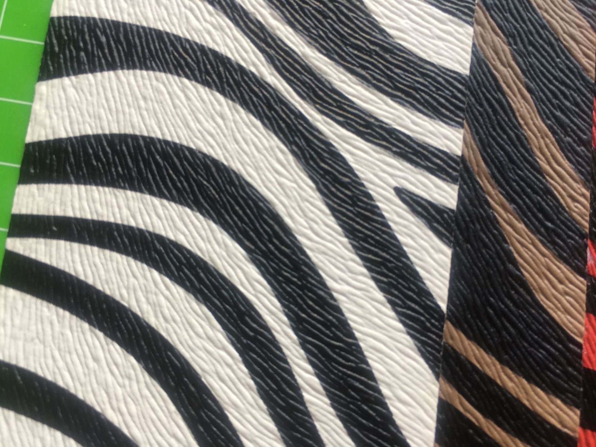 经典pvc斑马纹印花皮革动物纹皮革包装盒子面料现货批发新款