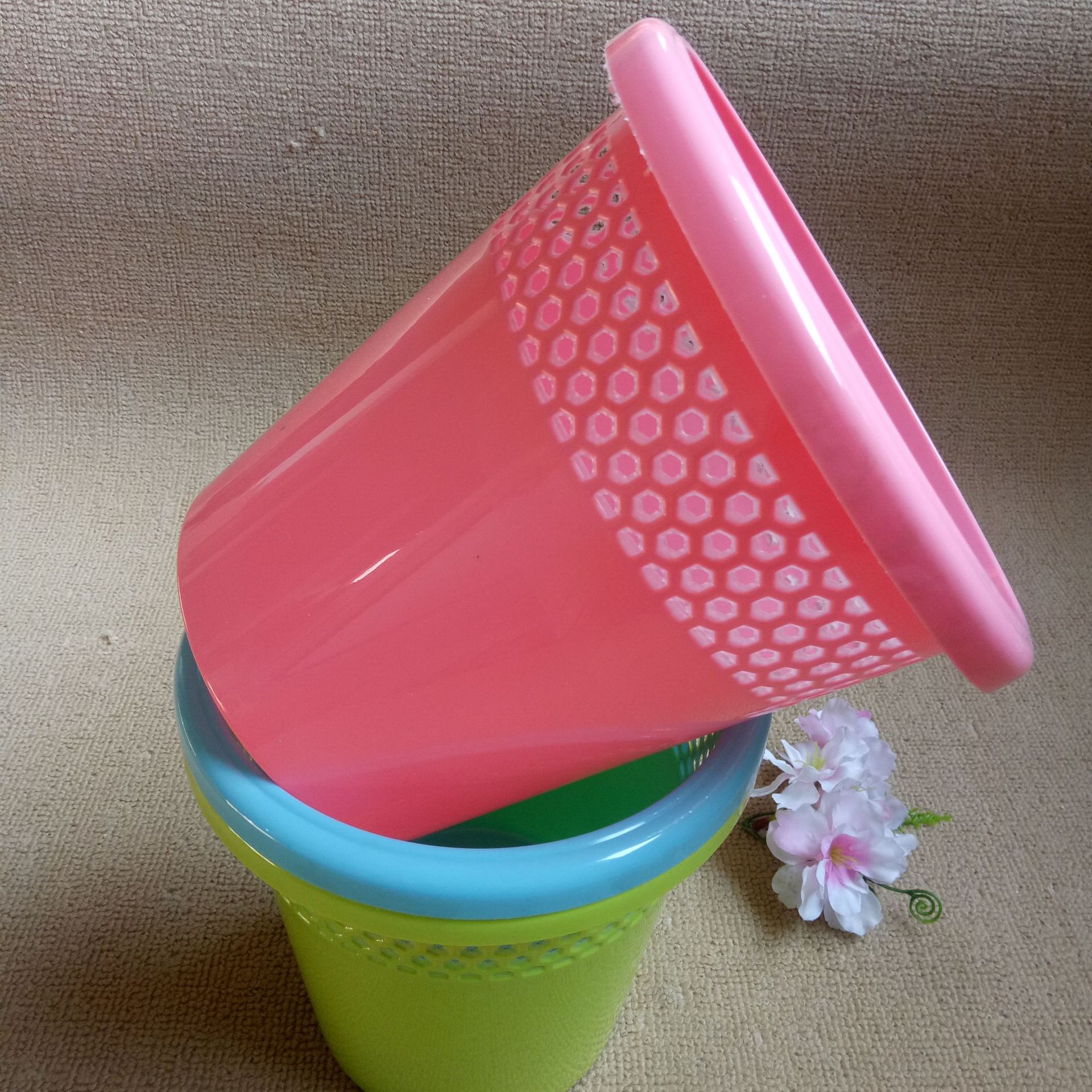 1620镂空垃圾桶 两元超市地摊货源临沂小商品批发 塑料圆形垃圾桶