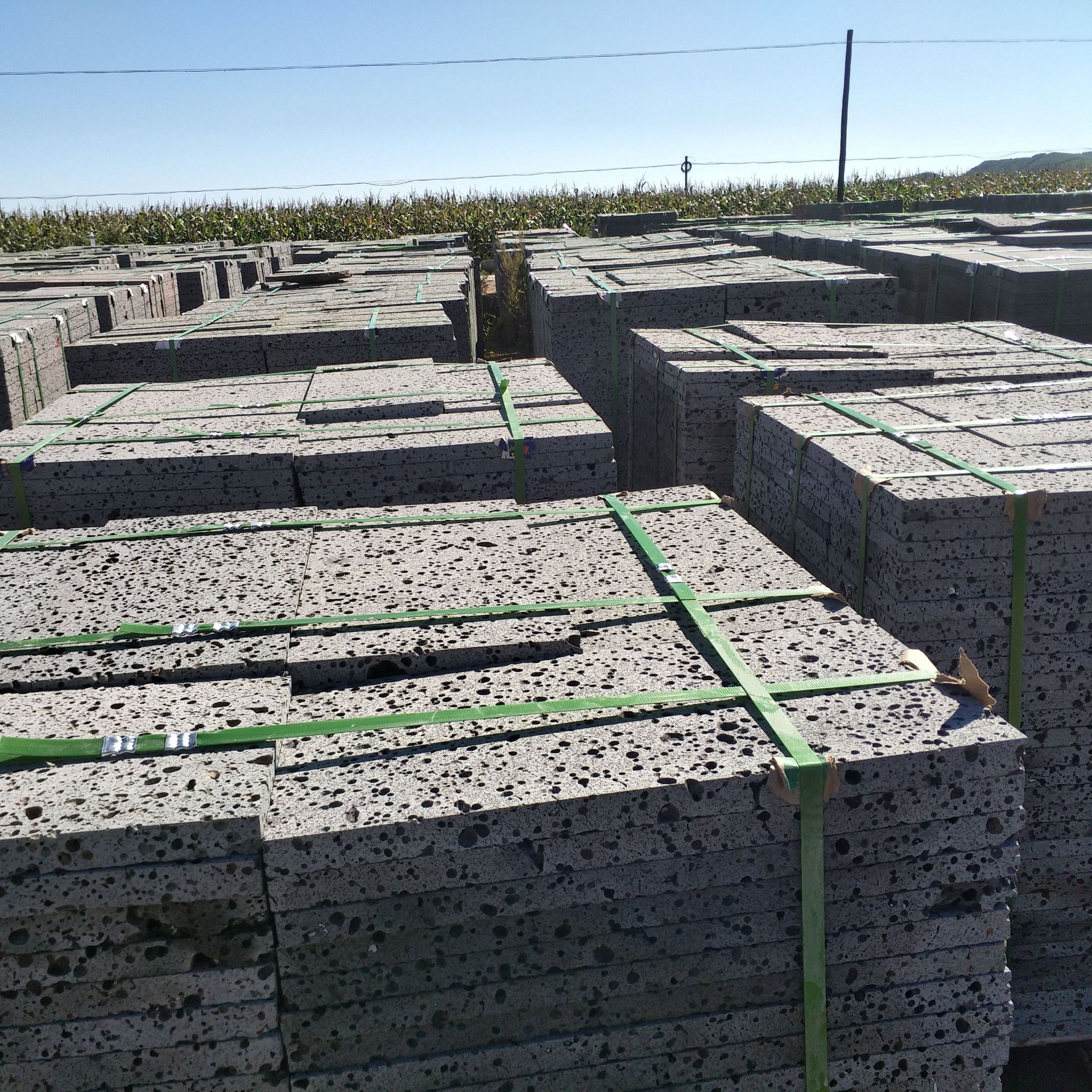 厂家批发长白山火烧岩 马蹄石 荔枝面 火山岩地铺 碎拼干挂