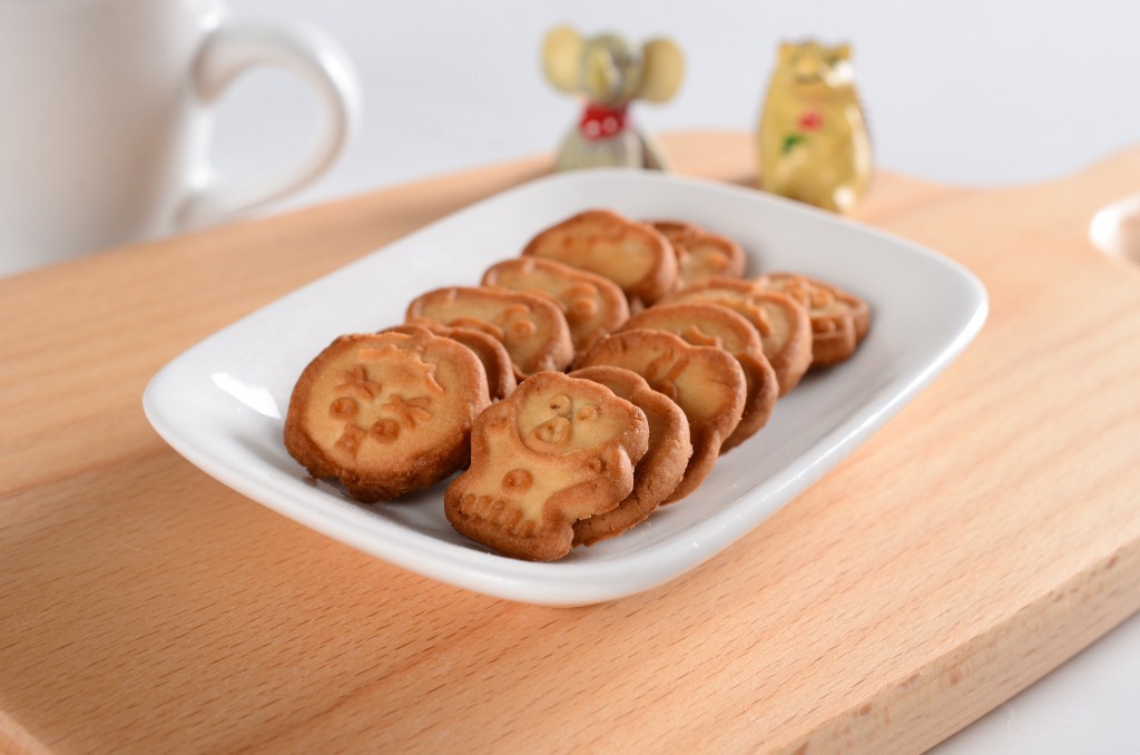 熊仔饼干花生味50克*120包 儿童字母零食动物造型食品贴牌代加工