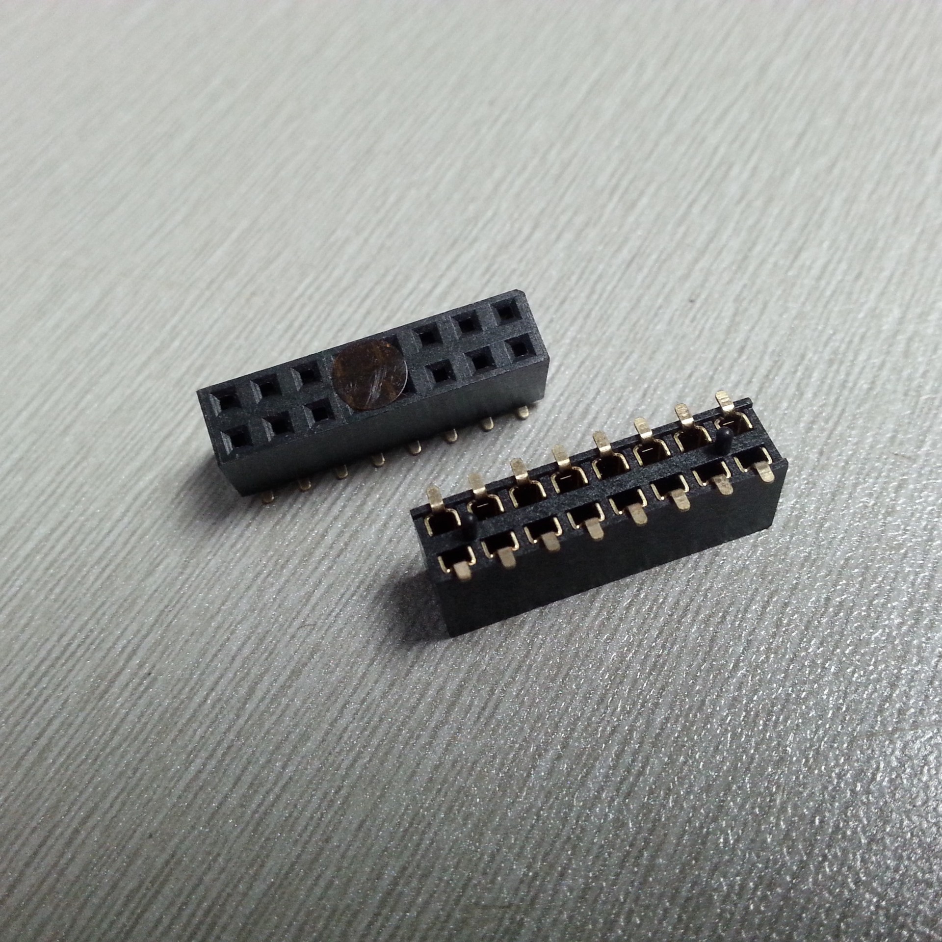 54mm间距 塑高7.1 带柱 2*8pin贴片排母连接器 端子脚宽0.