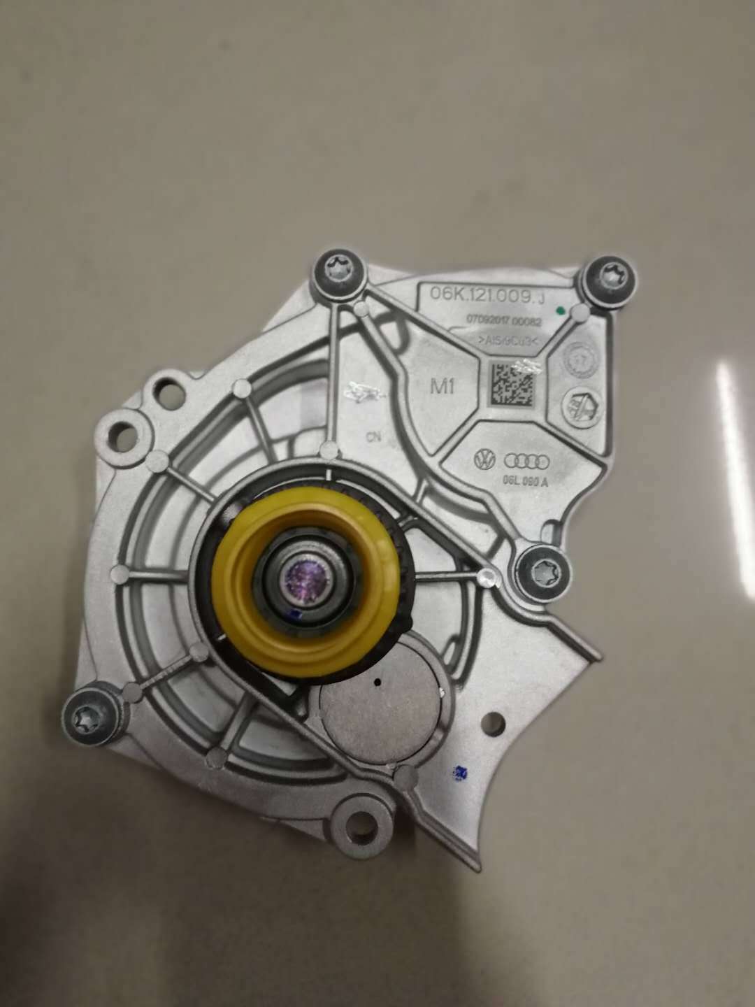 途观新帕萨特明锐速腾迈腾cca4l水泵头总成06k121009j