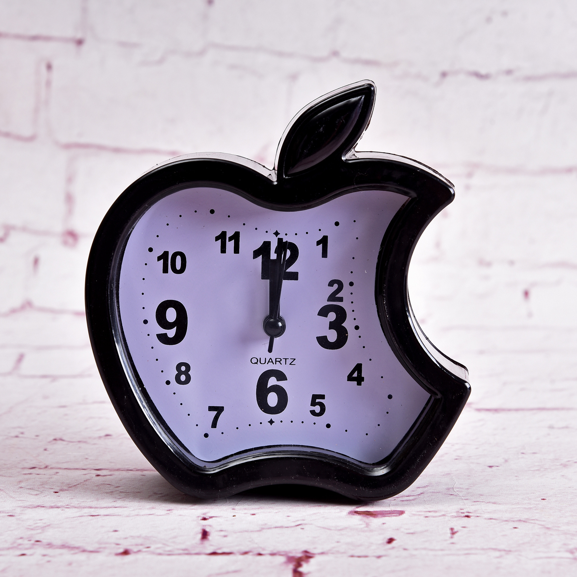 塑料苹果型闹钟,尺寸12.5*12cm,一件100pcs.