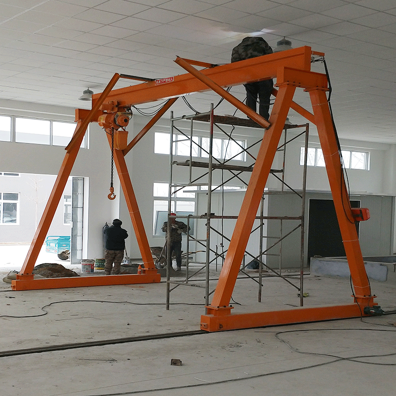 起重小龙门架主要有两种规格:一是在地面上全方位移动的龙门架,带刹车