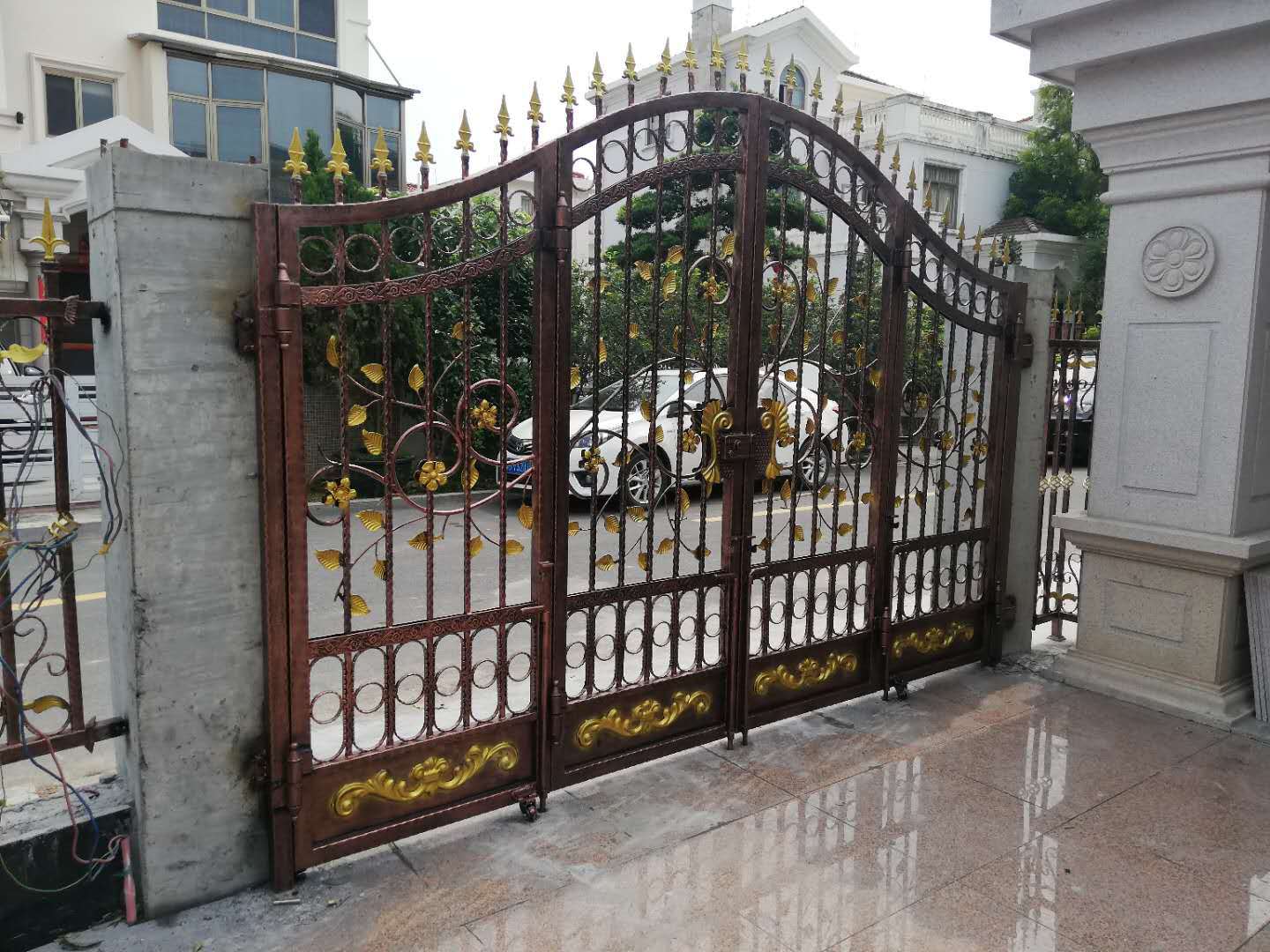 广州厂家直销可来图定制铁艺大门锻打别墅手动四折推拉铁艺大门