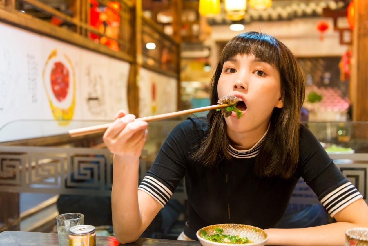 带着美女同事和元ev一路向西