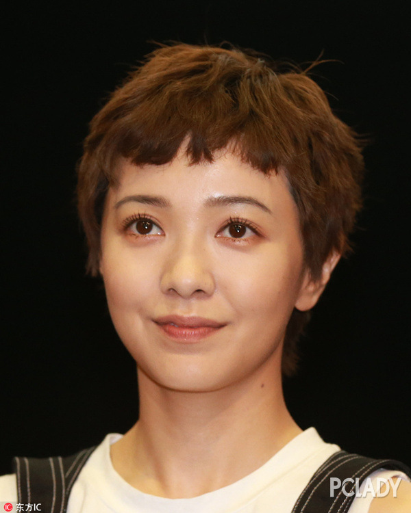 而一直在短发界走了很久的郭采洁,也会尝试狗啃式刘海,为她的精灵