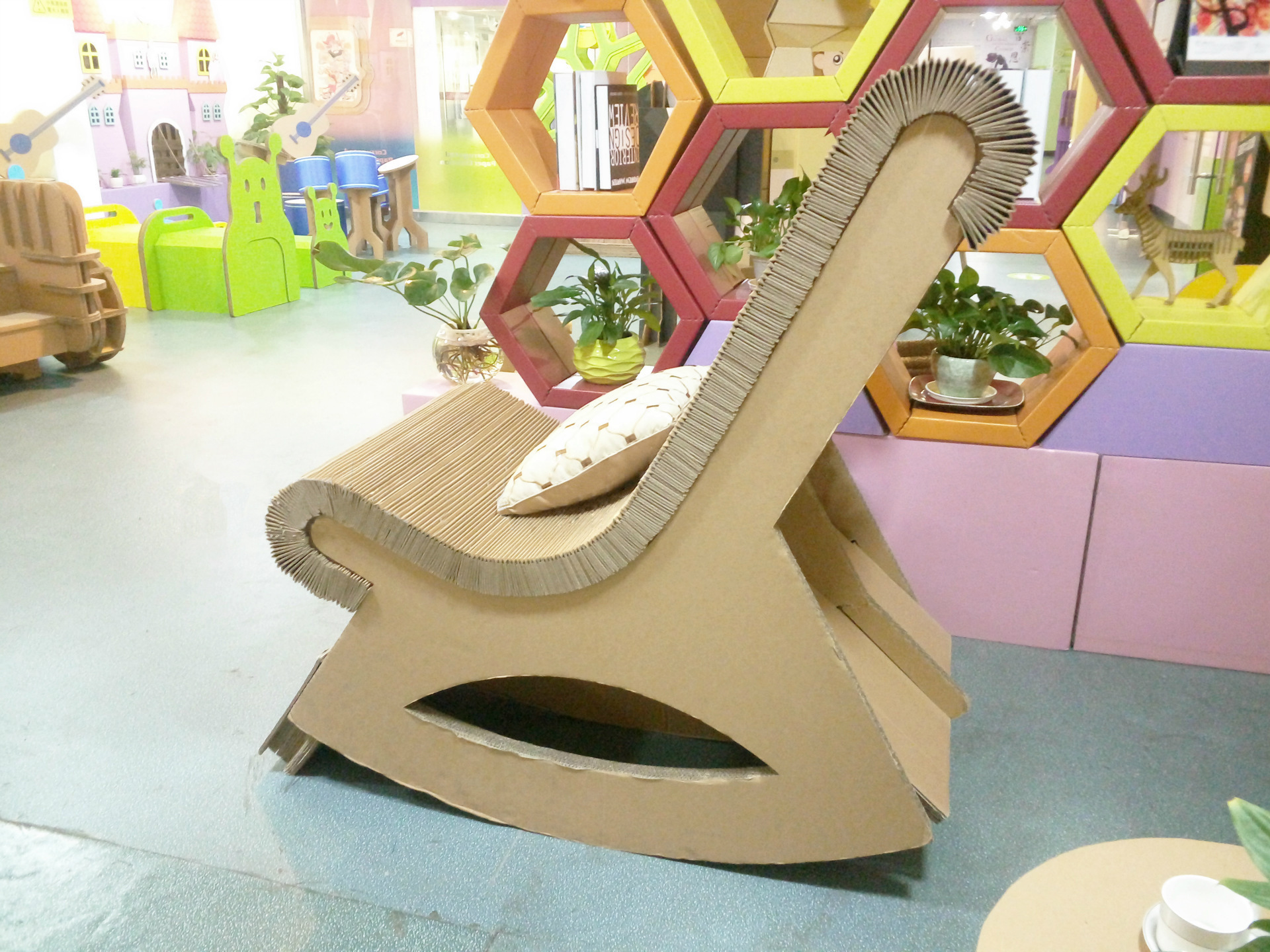 力嘉包装瓦楞纸摇椅家具定制展会展览摆件环保创意居家定制设计