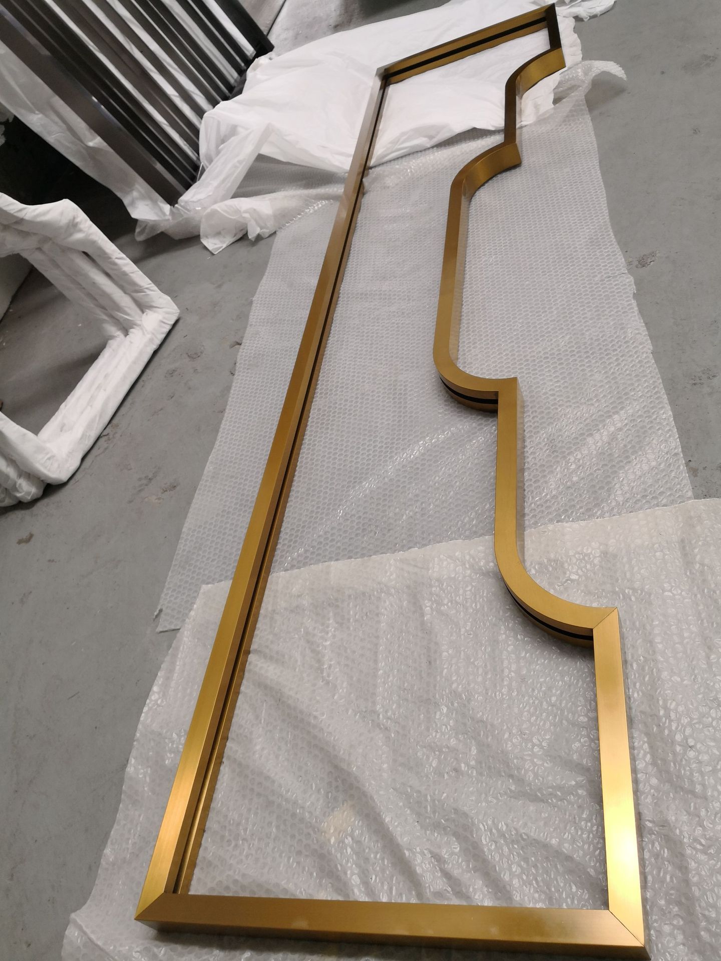 304钛金拉丝不锈钢弧形边框 时尚不锈钢弧形玻璃门框 定制加工