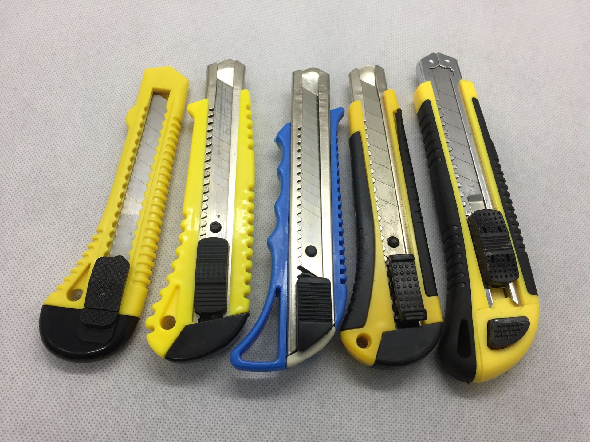 厂家供应美工刀架大号重型美纸刀 产地货源批发18mm美工刀 壁纸刀