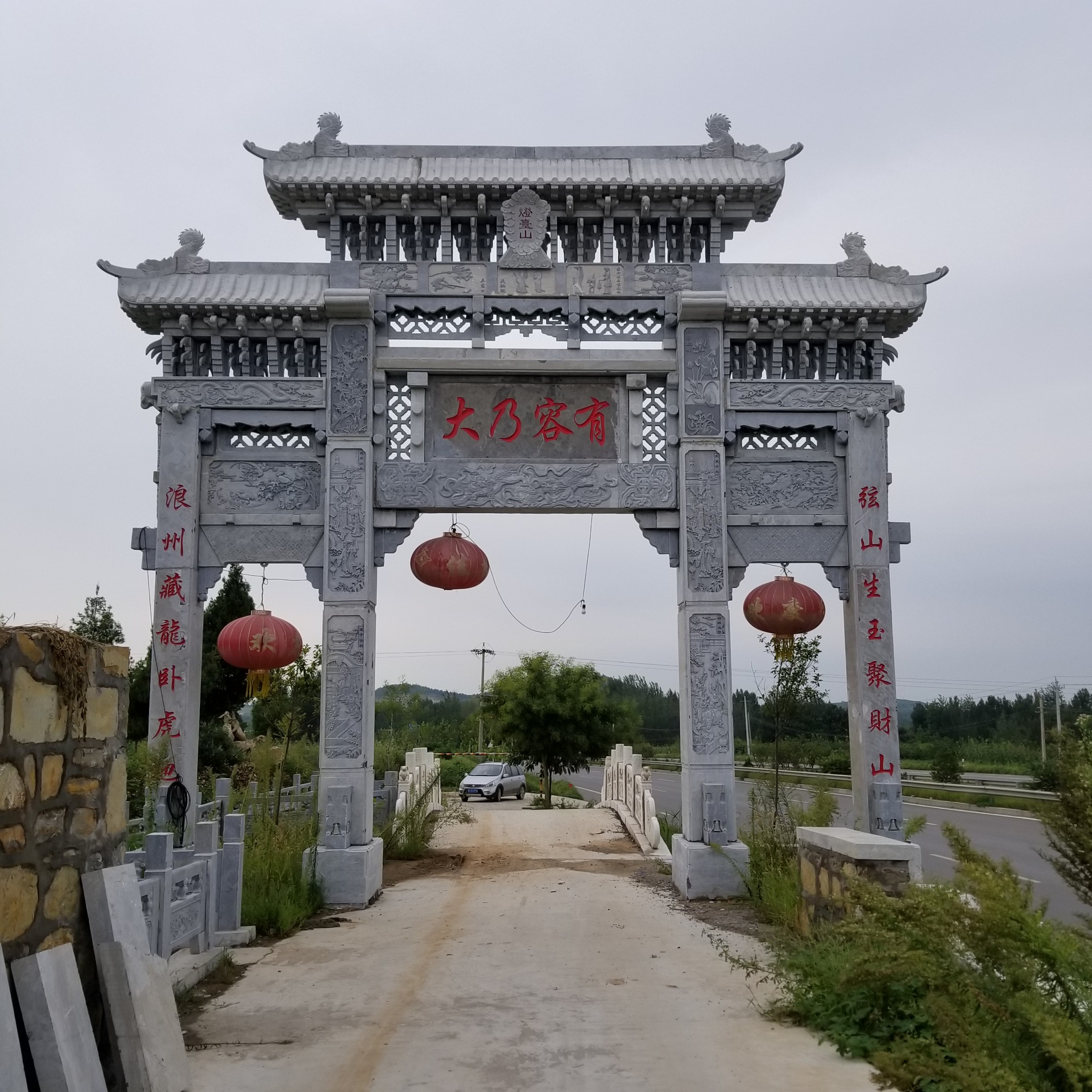 石牌坊牌楼村口三门石牌坊牌楼青石牌坊寺庙小区景区街道园林山庄