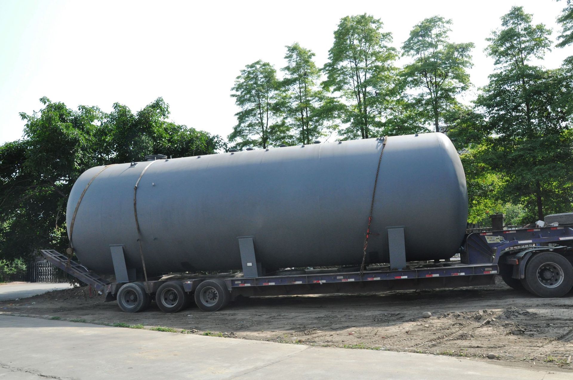 两个100方卧式钢衬塑浓硫酸储罐,发往张掖