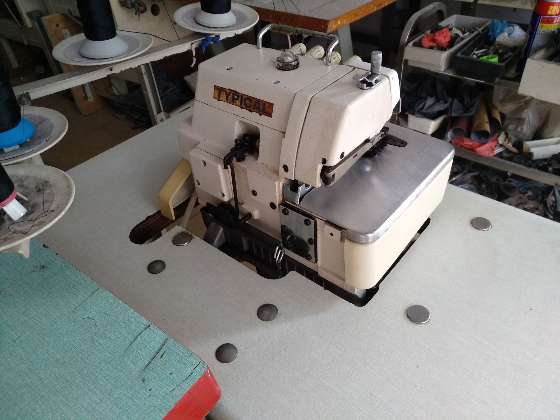 标准牌四线锁边机typical包缝机二手工业缝纫机服装箱包拷边车