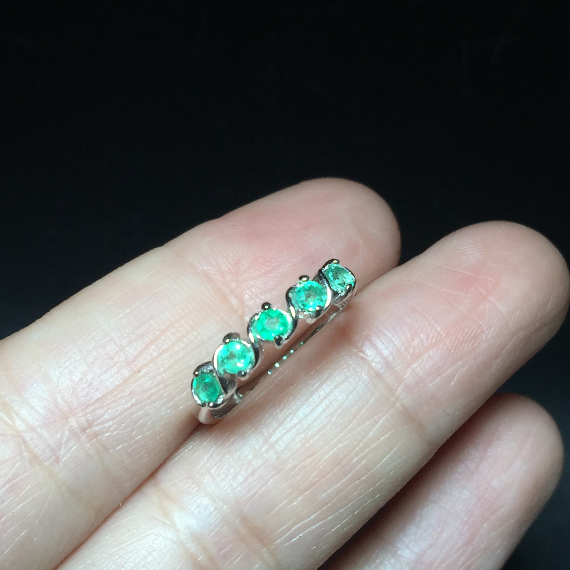 彩宝首饰 925银镶嵌天然祖母绿精致排戒 款式简单百搭