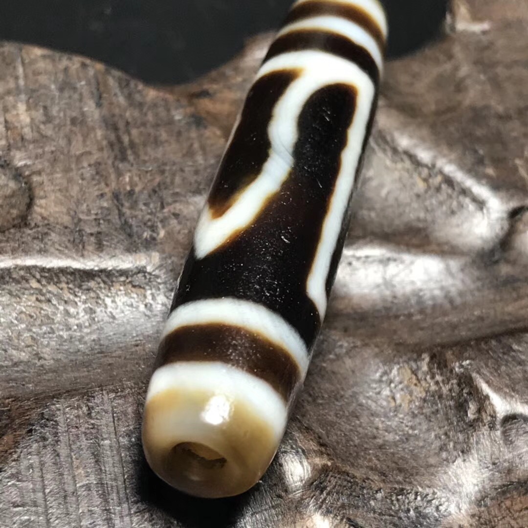 藏传老料高油包浆一眼靠山天珠,尺寸:56*12mm