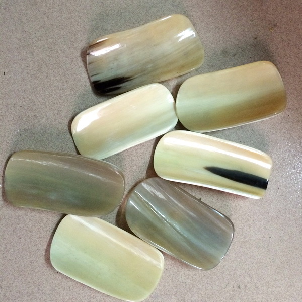 弯牛角片弯形牛角刮痧板疏通经面部形状多种刮痧片真牛角厂家供货