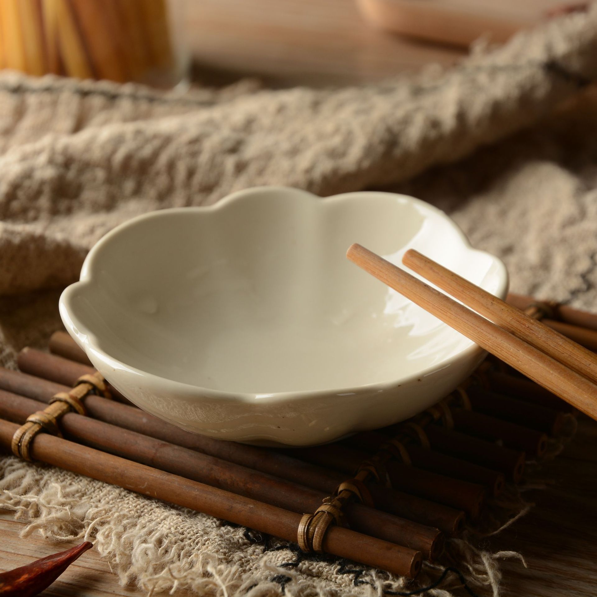 宏盛陶瓷库存 圆形莲花酱料容器 餐厅酒店餐具 佐料酱汁味碟骨碟