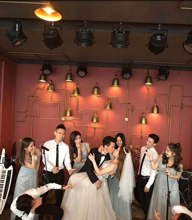 下面是余潇潇婚礼时所穿中式