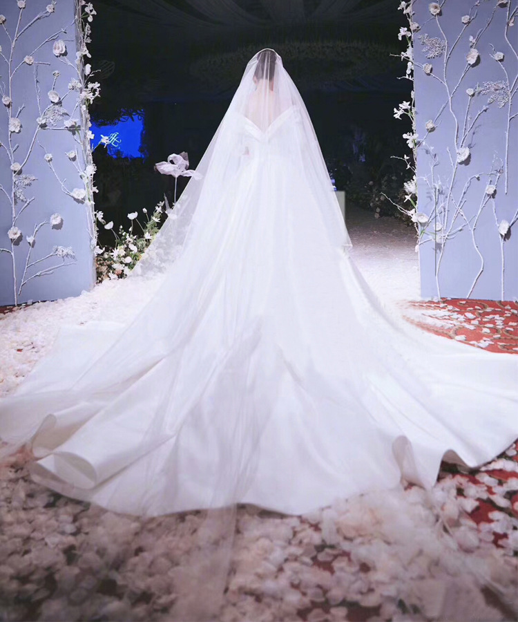 明星张馨予结婚礼同款头纱简约缎布包边缎面婚纱超长拖尾推荐搭配