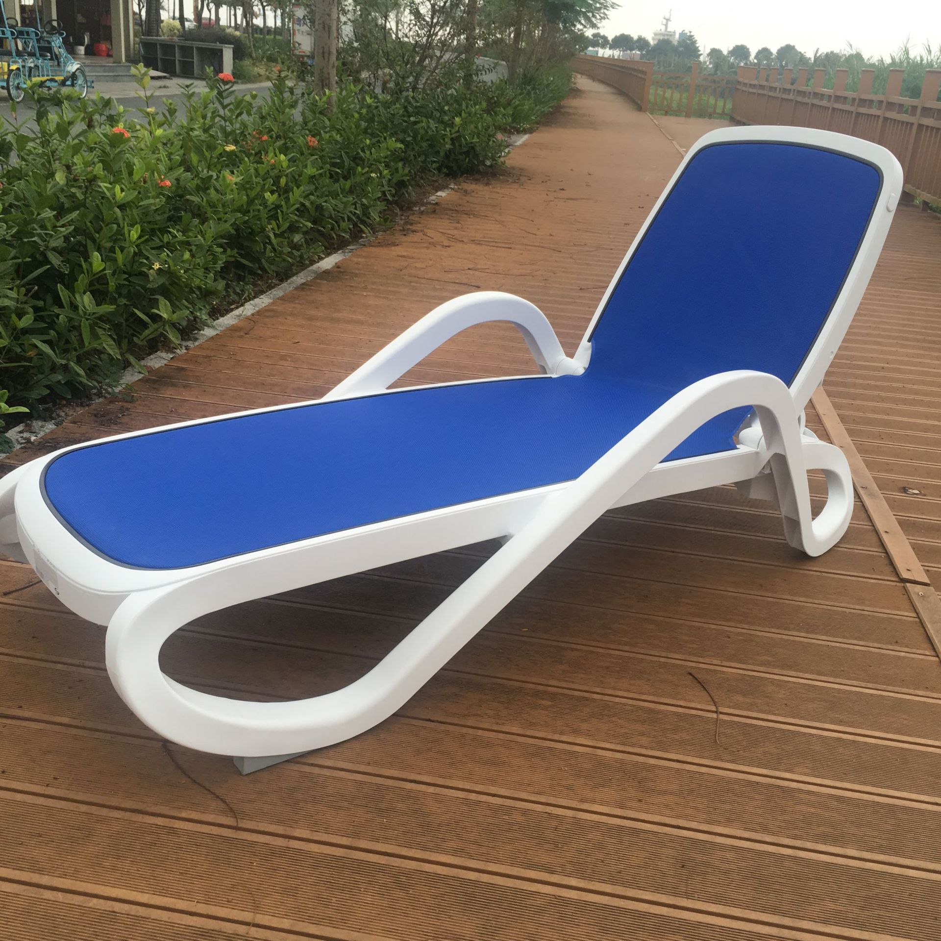 意大利进口工程塑料沙滩躺椅泳池休闲椅酒店阳台休闲躺椅