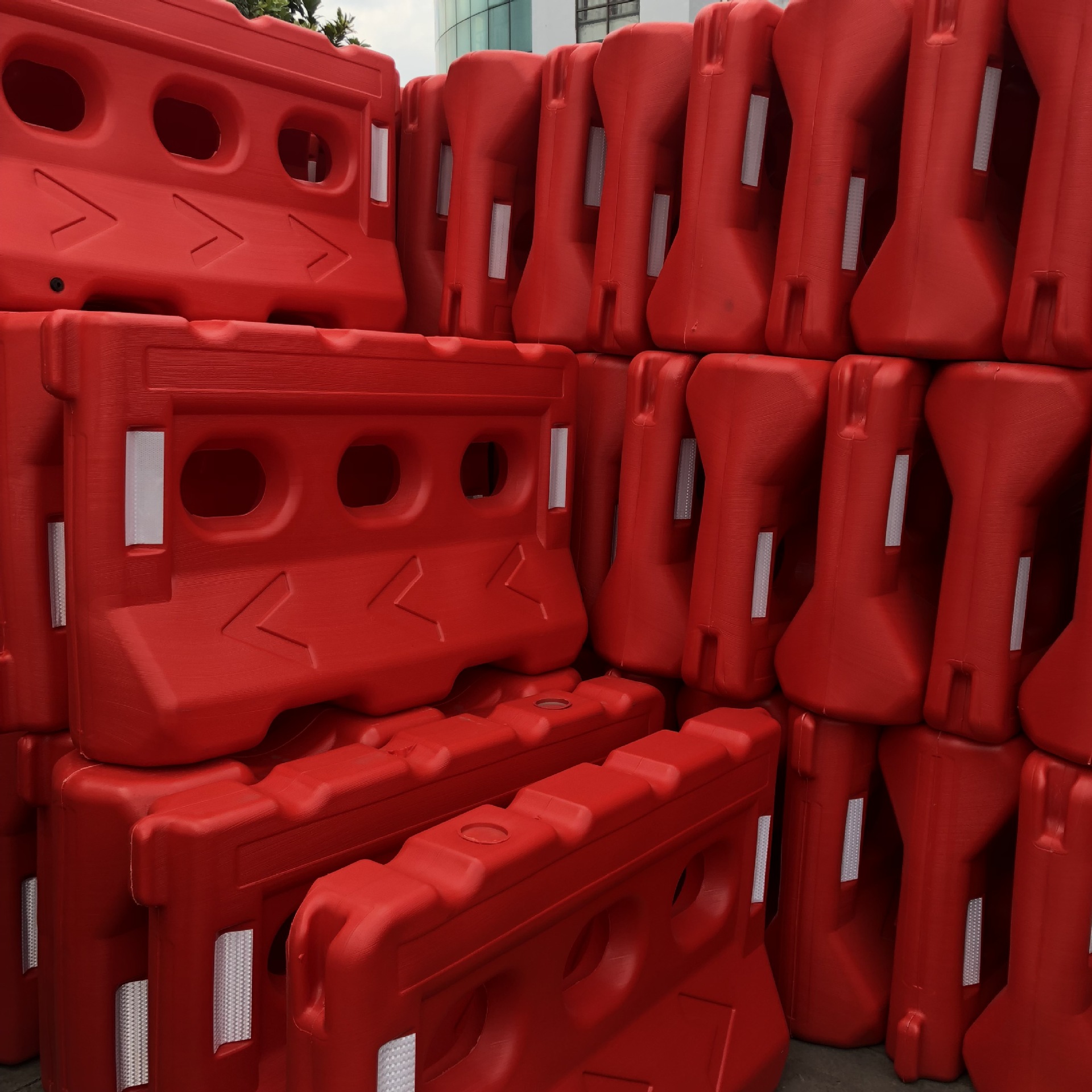 远大全新料水马道路施工围栏工地塑料隔离墩三孔水马厂家直销