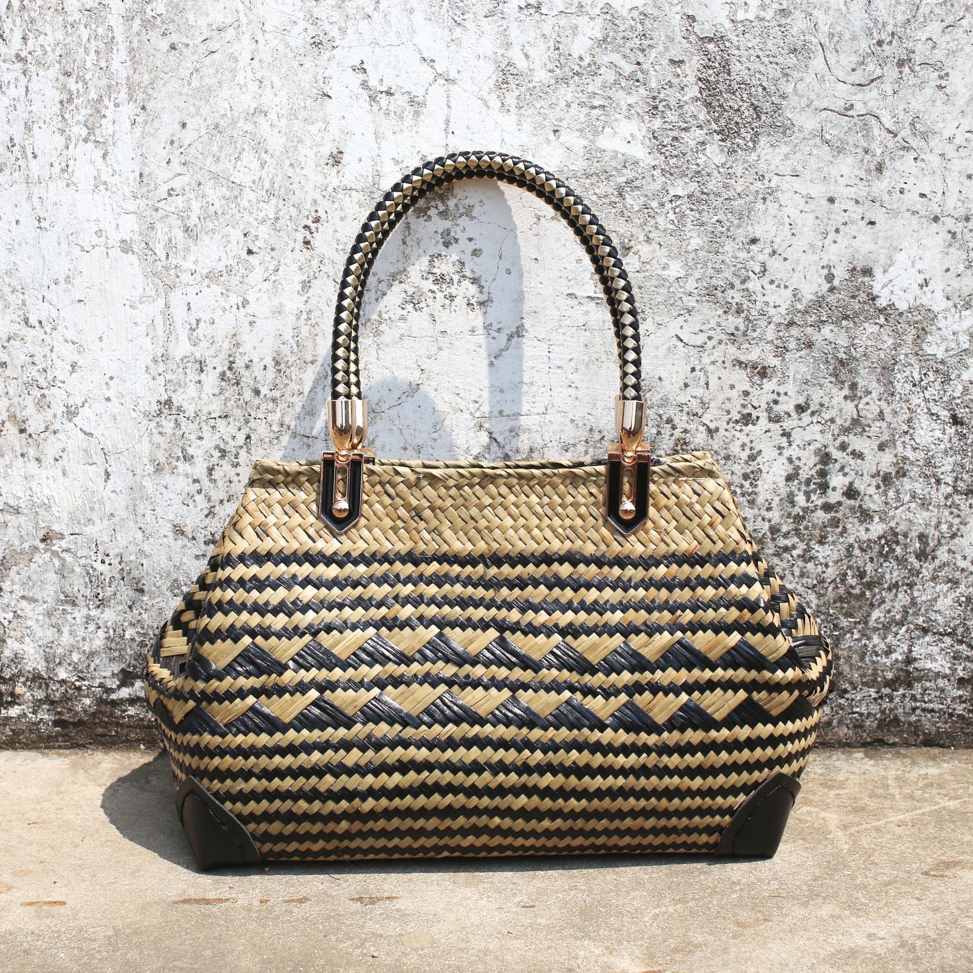 不可避免有多余接头,黑点,色差,属正常现象,不同批次生产,包包的颜色