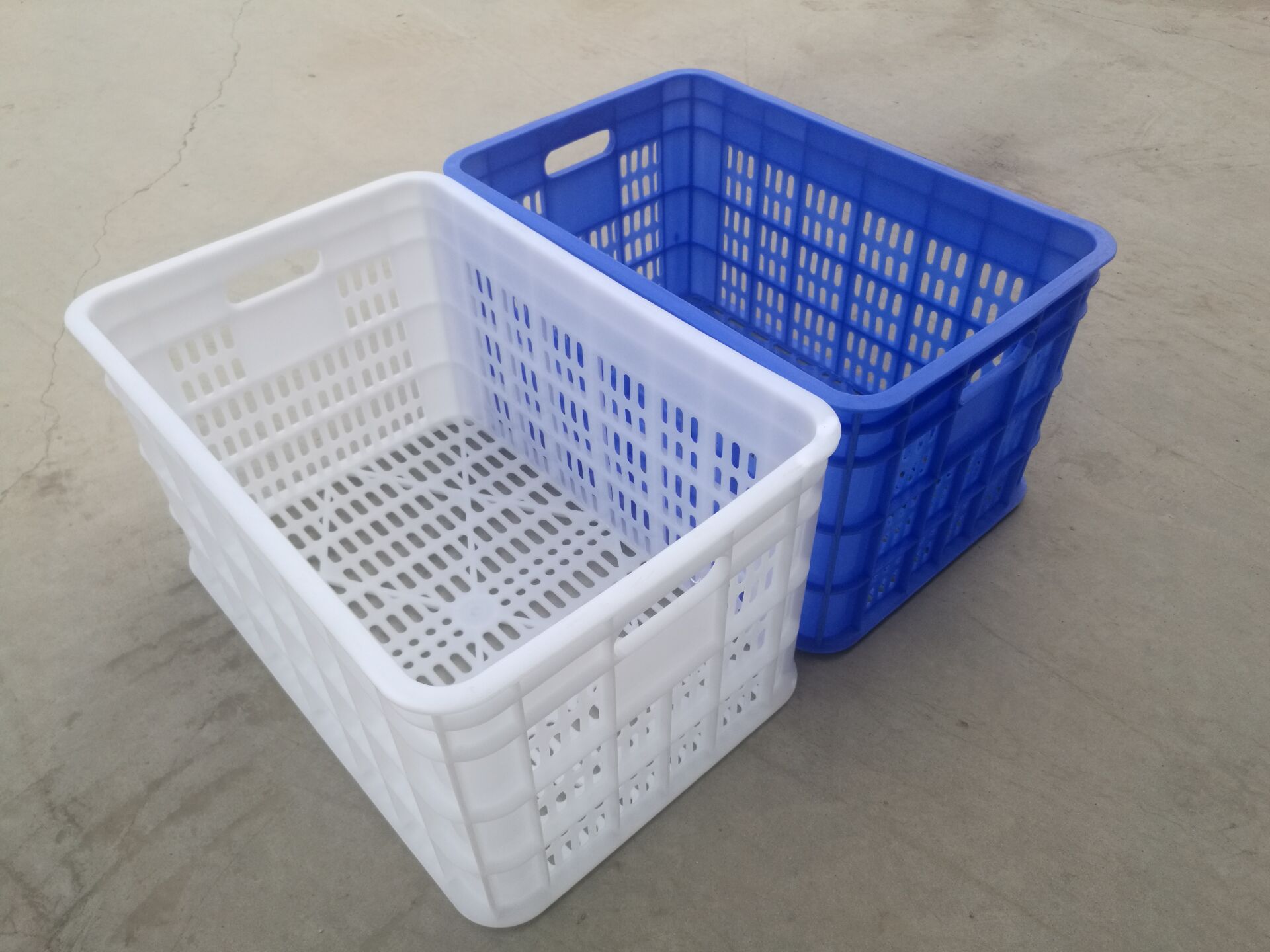 蓝色白色蔬菜水果塑料筐 长方形镂空周转筐 物流运输塑料 筐